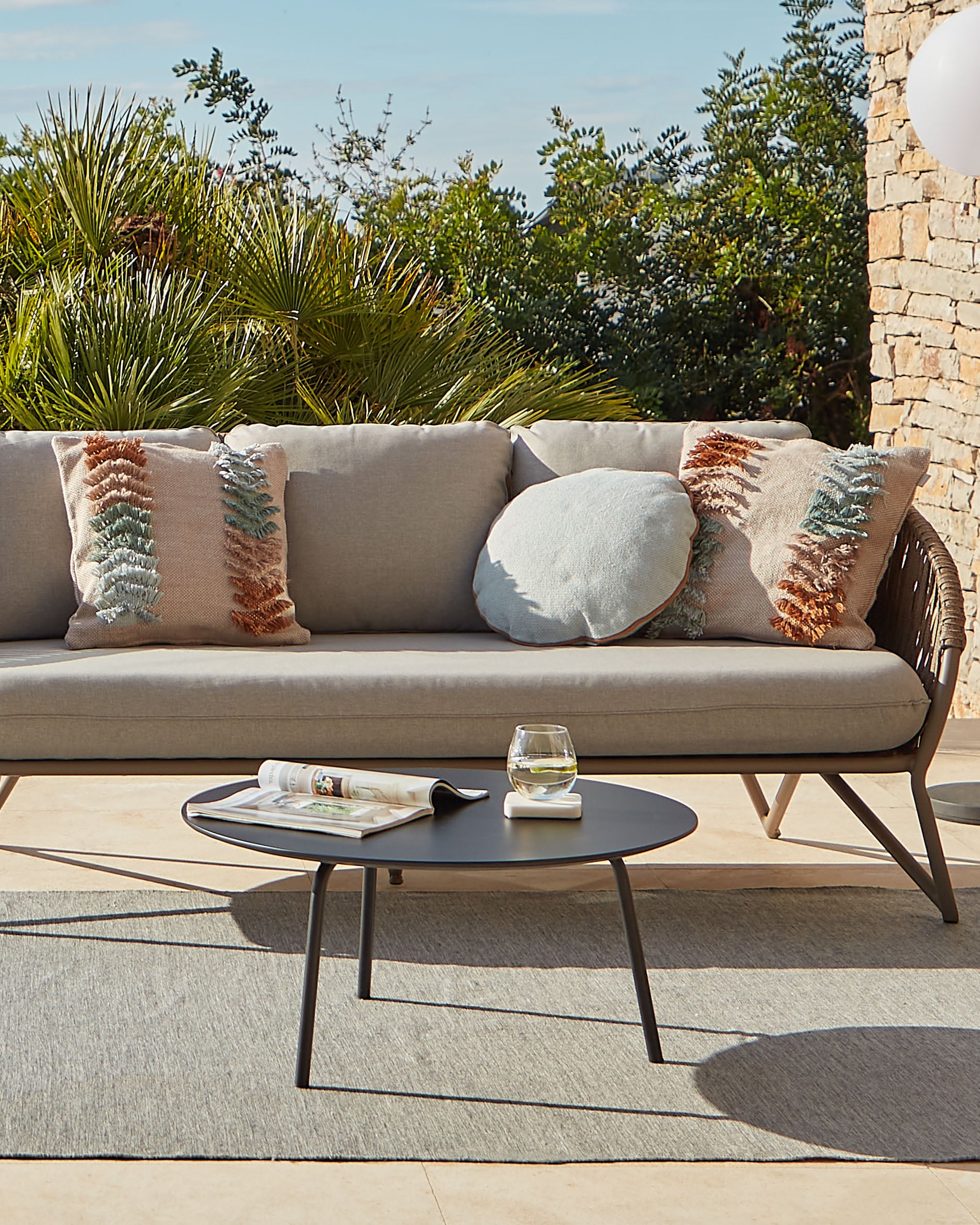 Mathis cement fibre with steel legs with black finish Ø 70 cm - Lifestyle