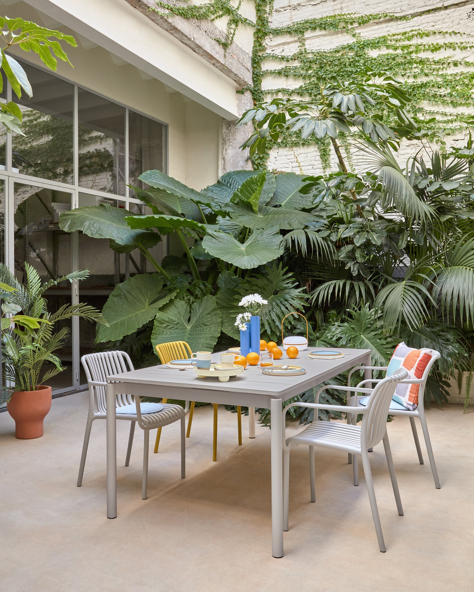 Zaltana extendable outdoor table made of aluminium in a light grey finish, 180 (240) x 100 cm - Lifestyle