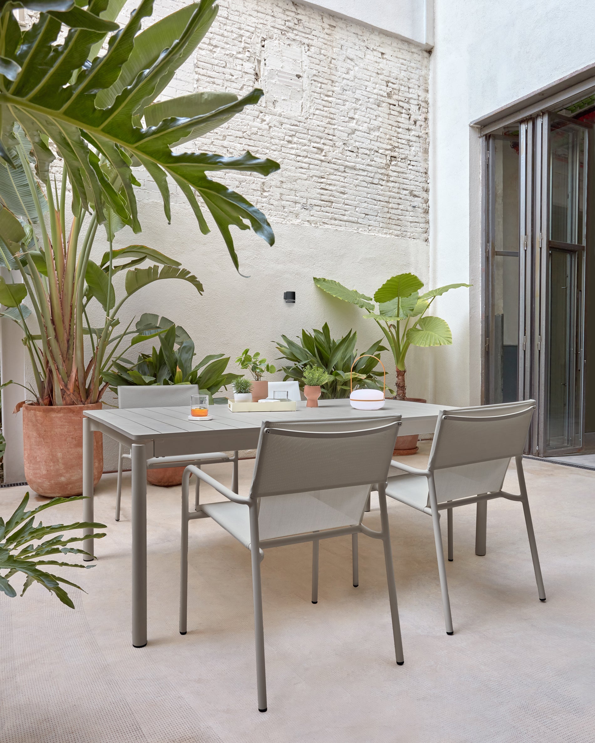 Zaltana extendable outdoor table made of aluminium in a  light grey finish, 140 (200) x 90 cm - Lifestyle