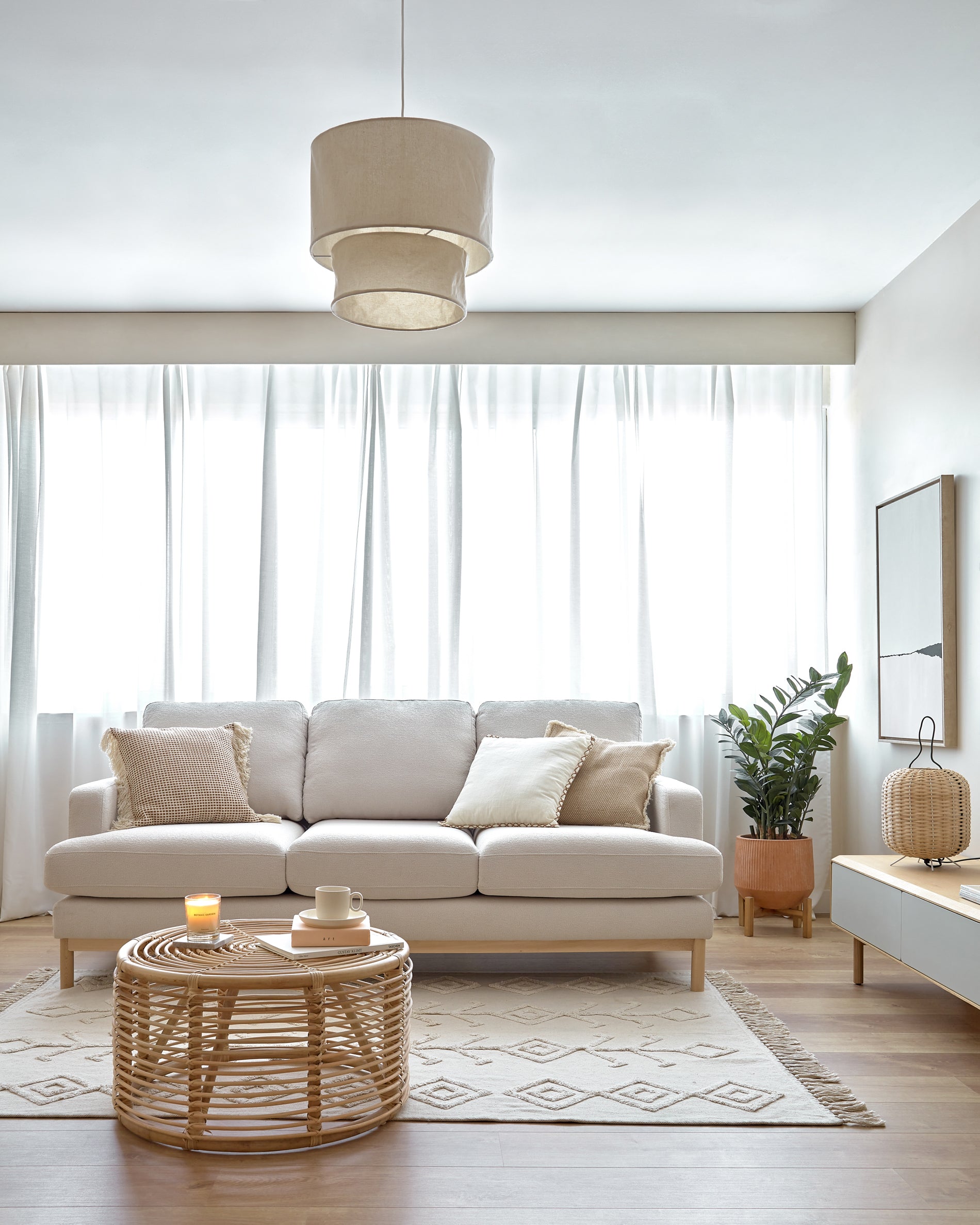 Round Kohana coffee table in rattan with natural finish Ø 66 cm - Lifestyle
