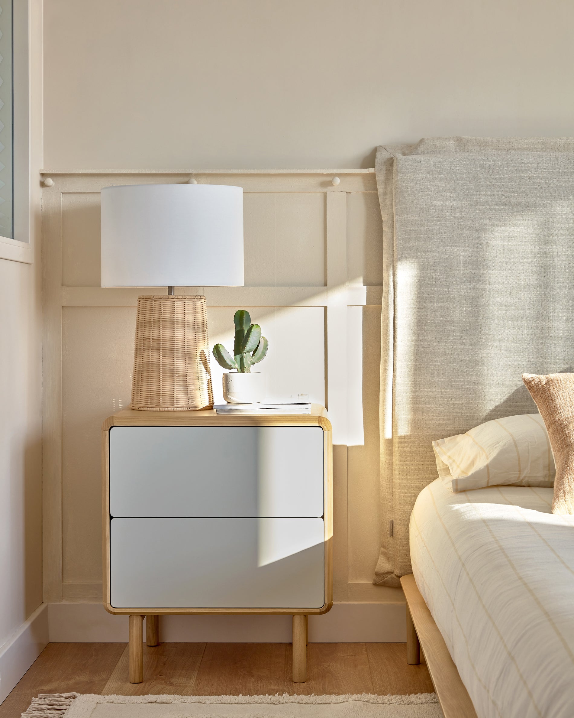 Anielle solid and ash veneer bedside table 50 x 58,4 cm - Lifestyle