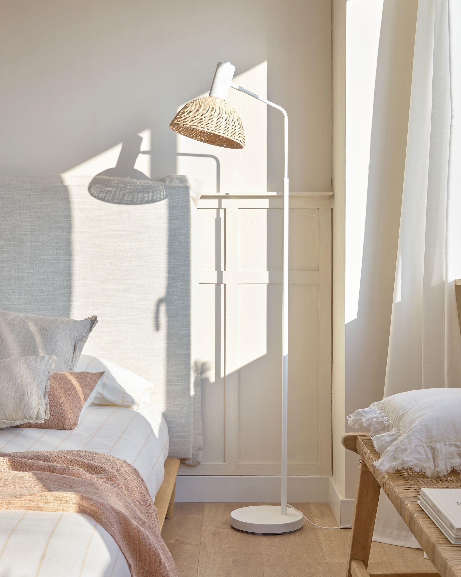 Damila floor lamp in metal with white finish and rattan with natural finish - Lifestyle