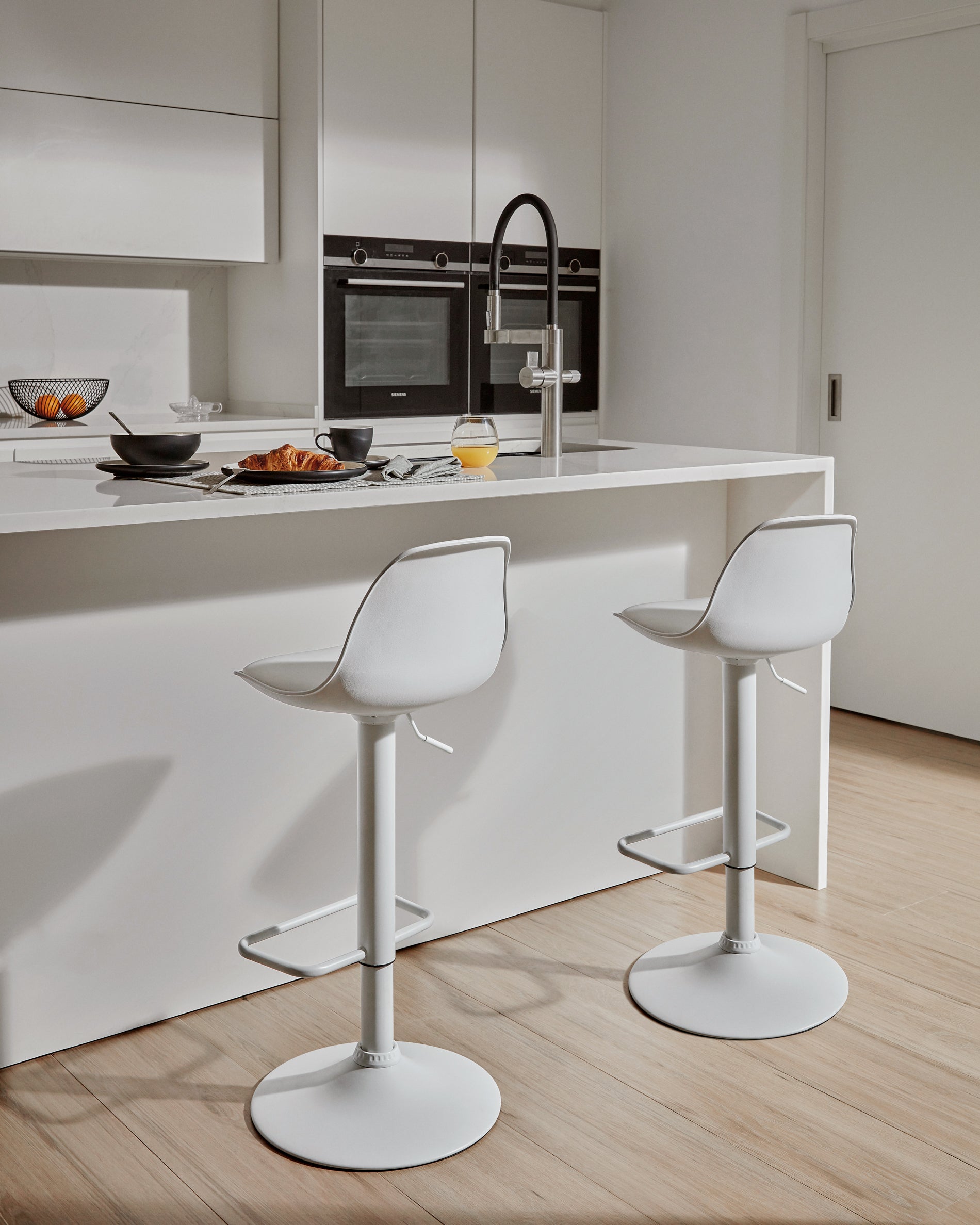 Orlando-T barstool white synthetic leather and matt white steel 60-82 cm - Lifestyle