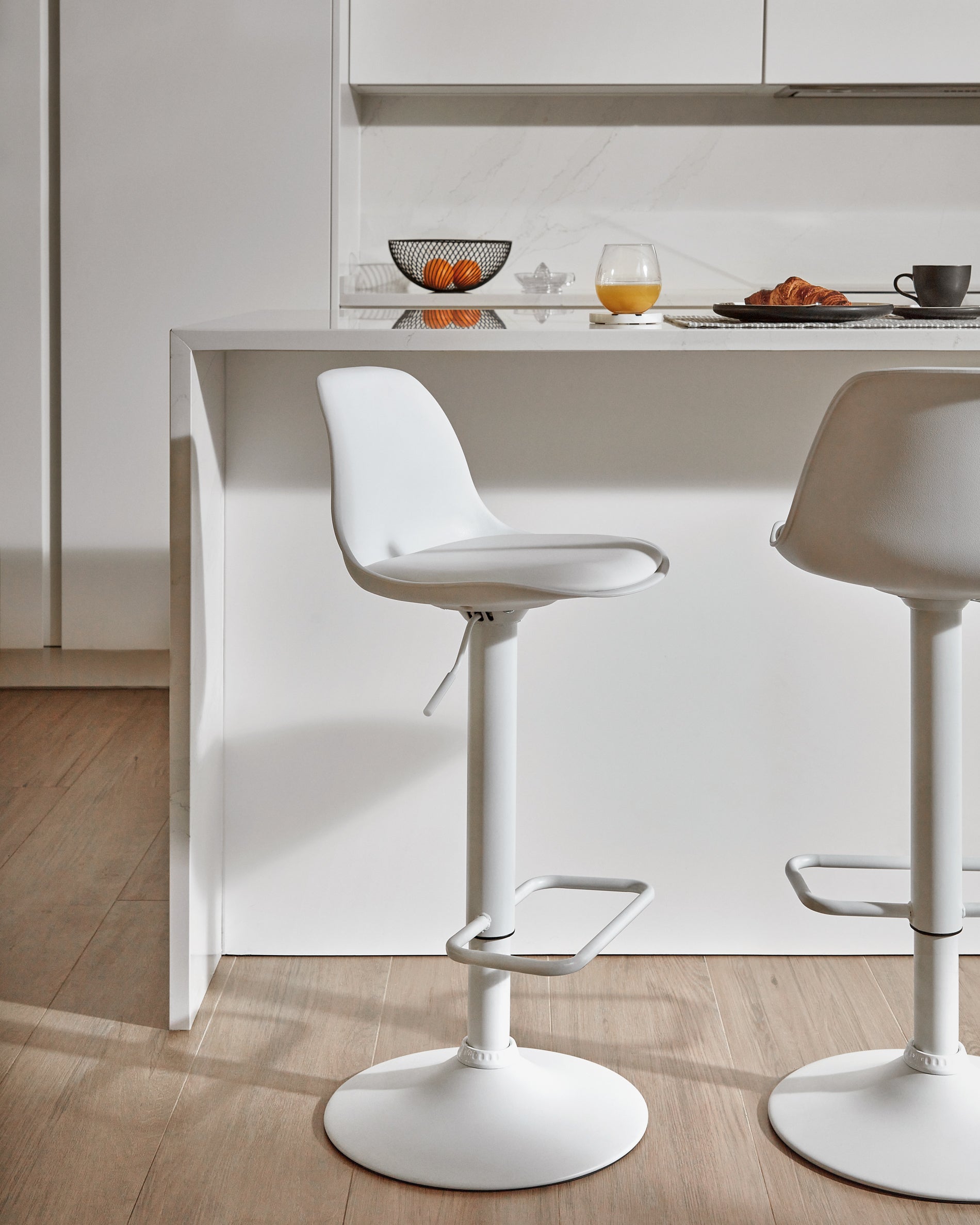 Orlando-T barstool white synthetic leather and matt white steel 60-82 cm - Lifestyle