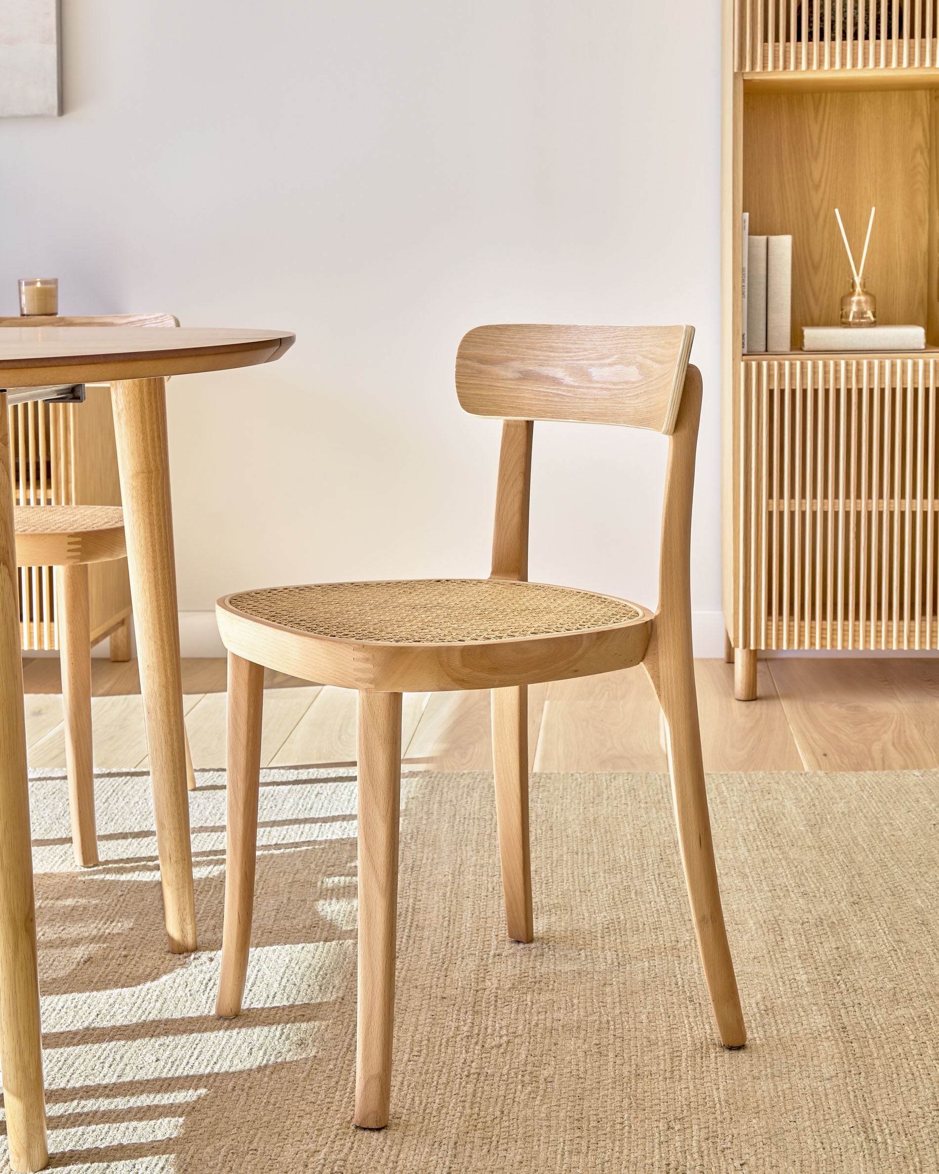 Romane chair in solid beech with natural finish, ash veneer and rattan - Lifestyle