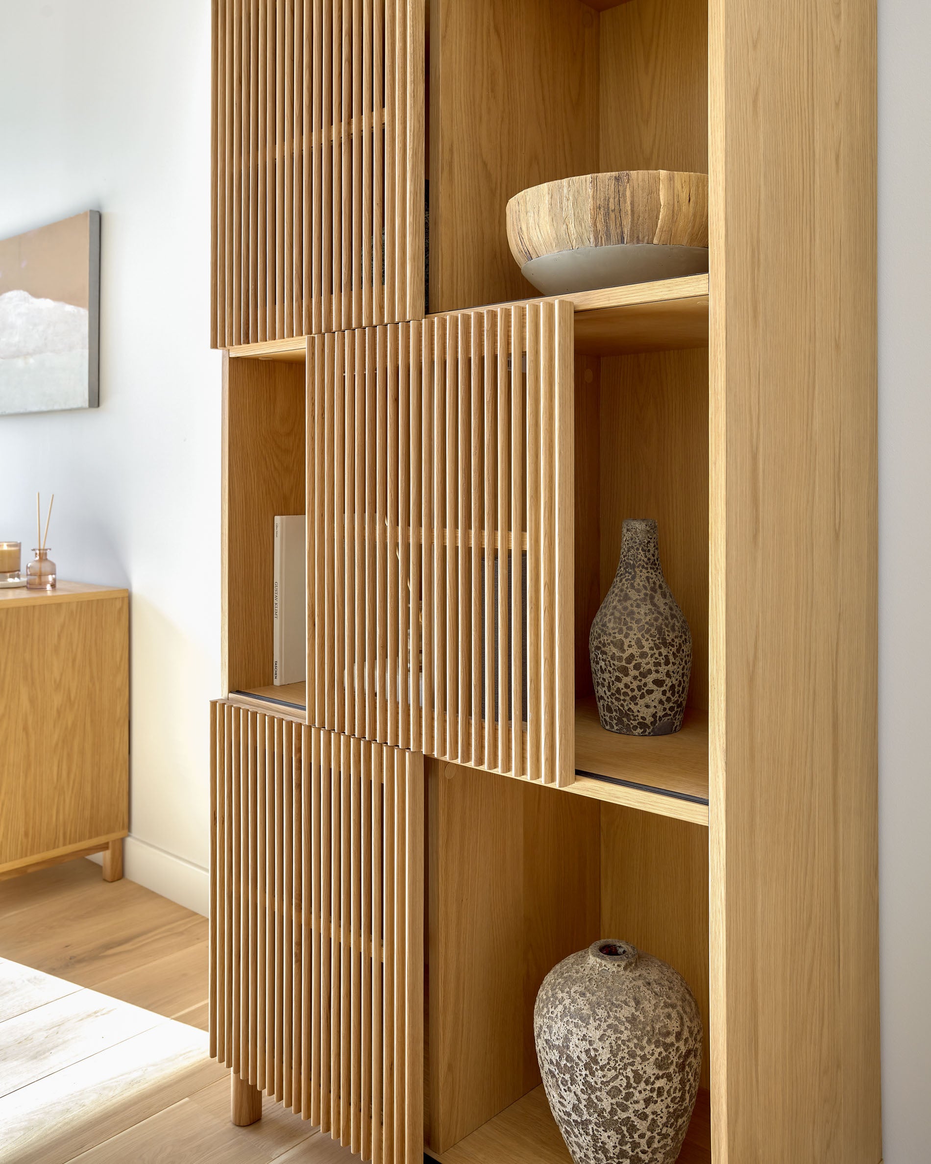 Beyla shelf unit in solid oak wood and oak veneer 84.5 x 170cm FSC 100% - Lifestyle