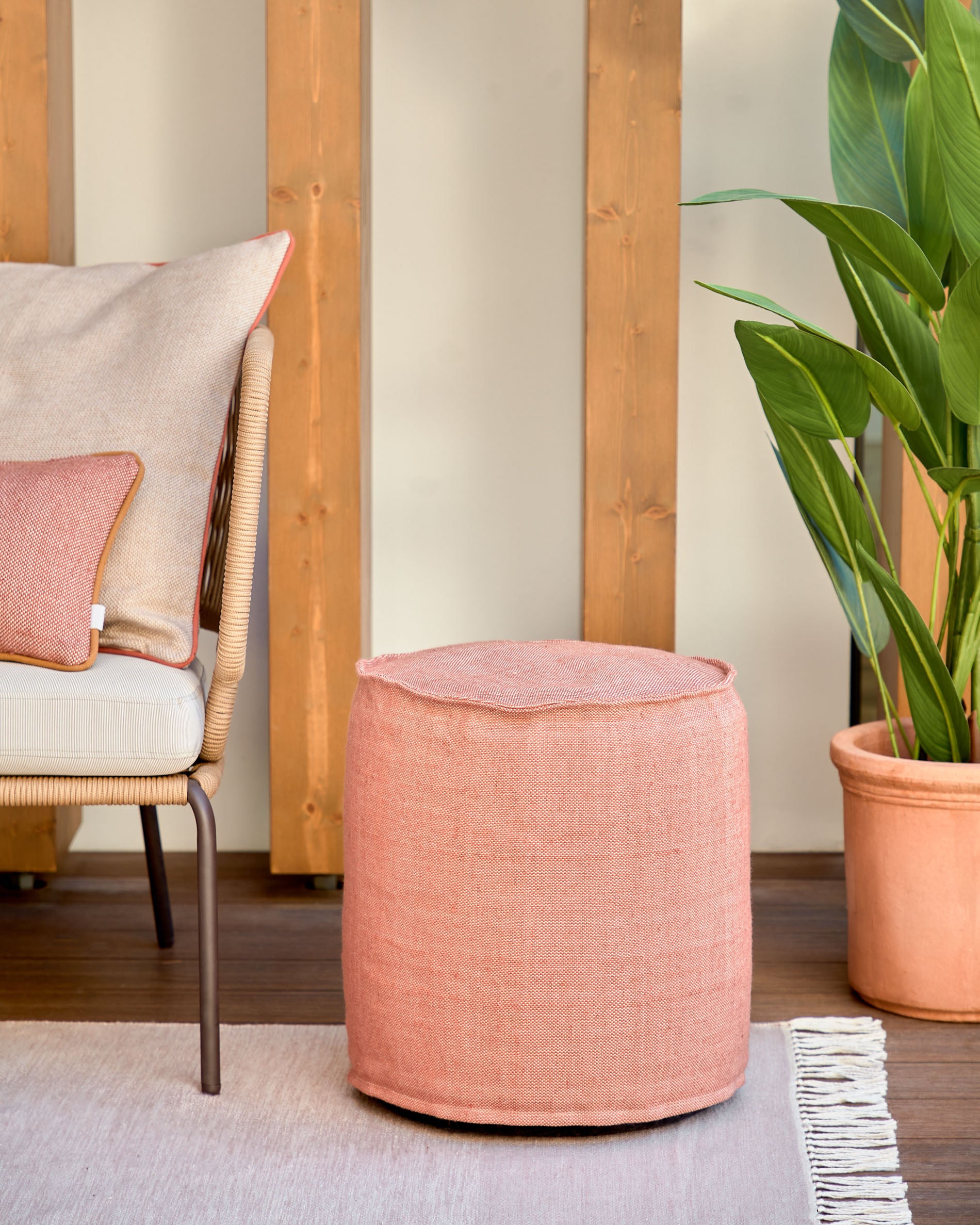 Isaura round 100% PET pouffe in terracotta Ø 40 cm - Lifestyle