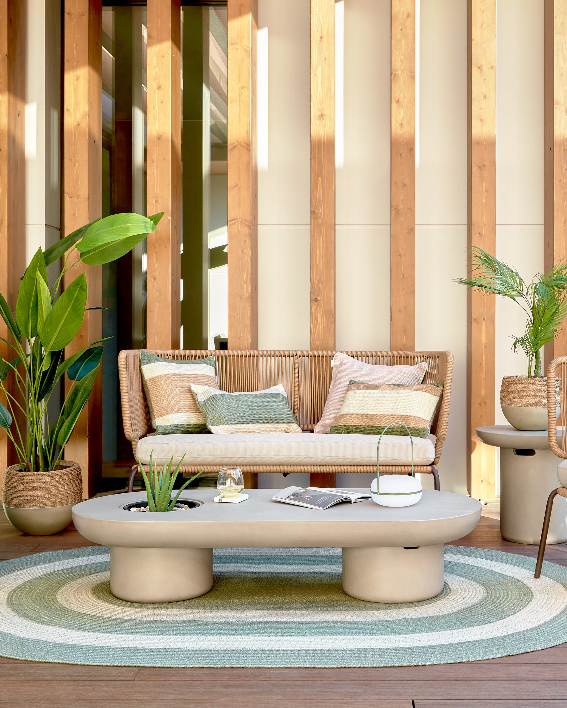 Taimi concrete round outdoor side table Ø 50 cm - Lifestyle