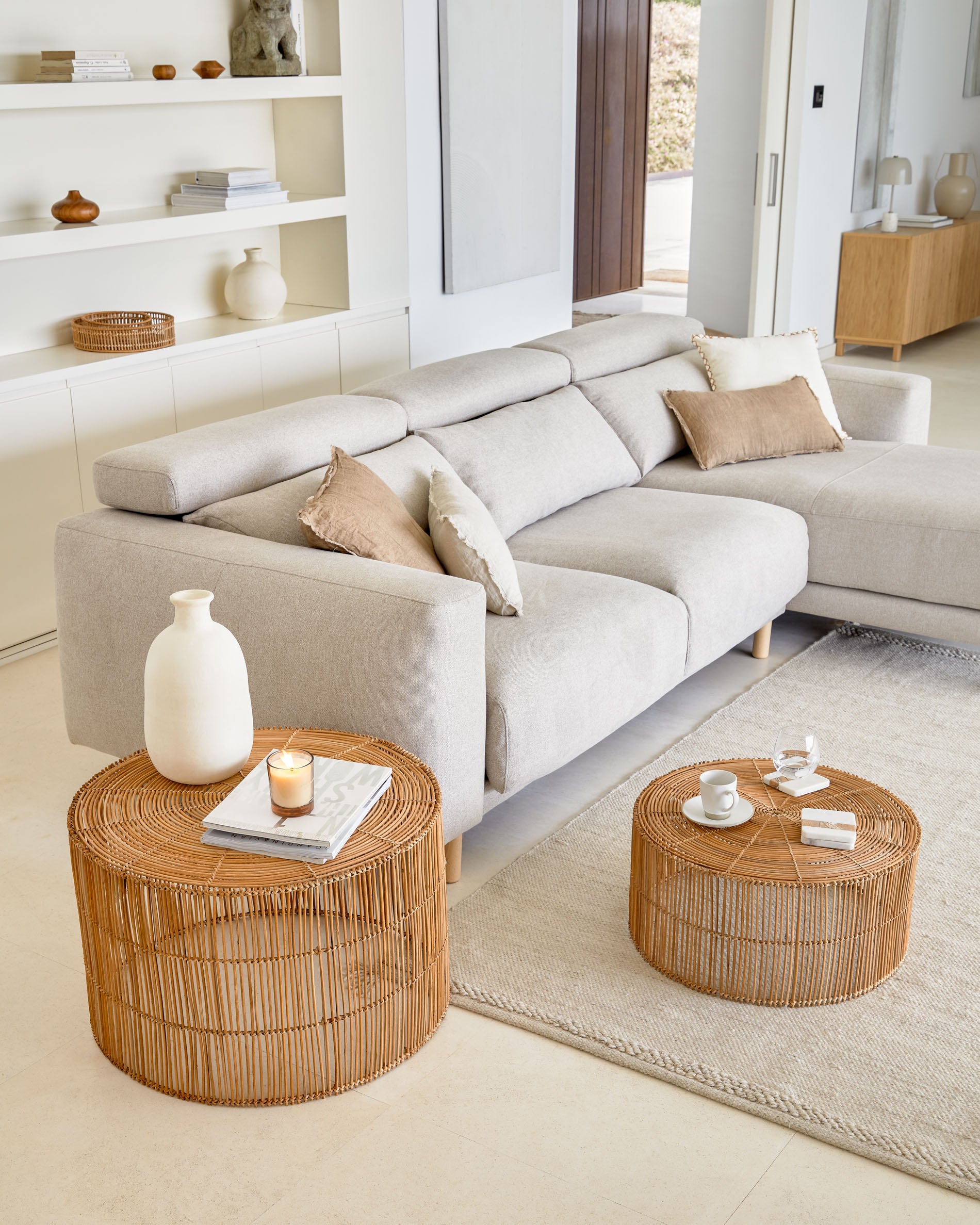 Elmima set of 2 coffee tables in 100% rattan with natural finish Ø 66 cm and Ø 55 cm - Lifestyle