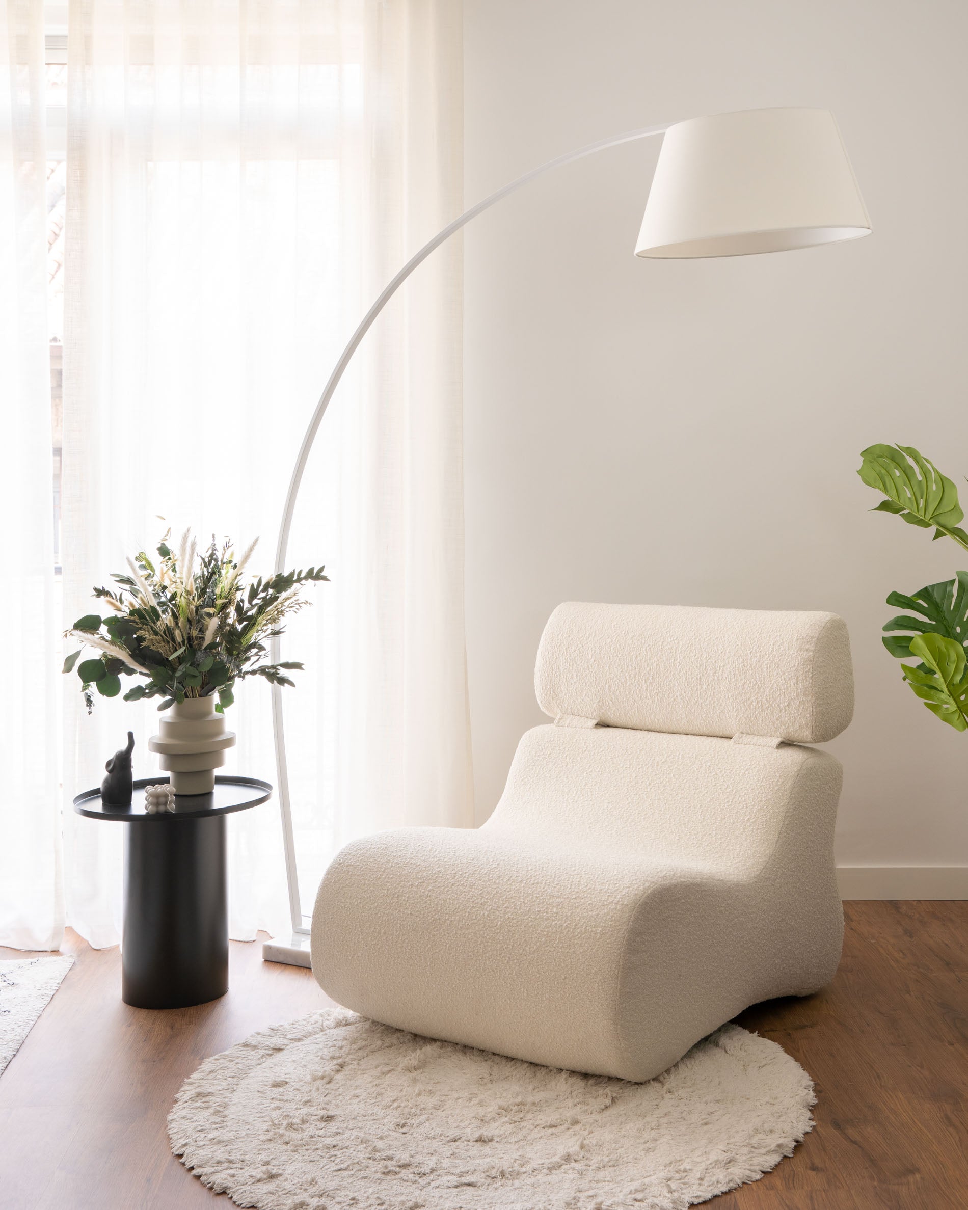 Fleksa round side table in black metal Ø 45 cm - Lifestyle