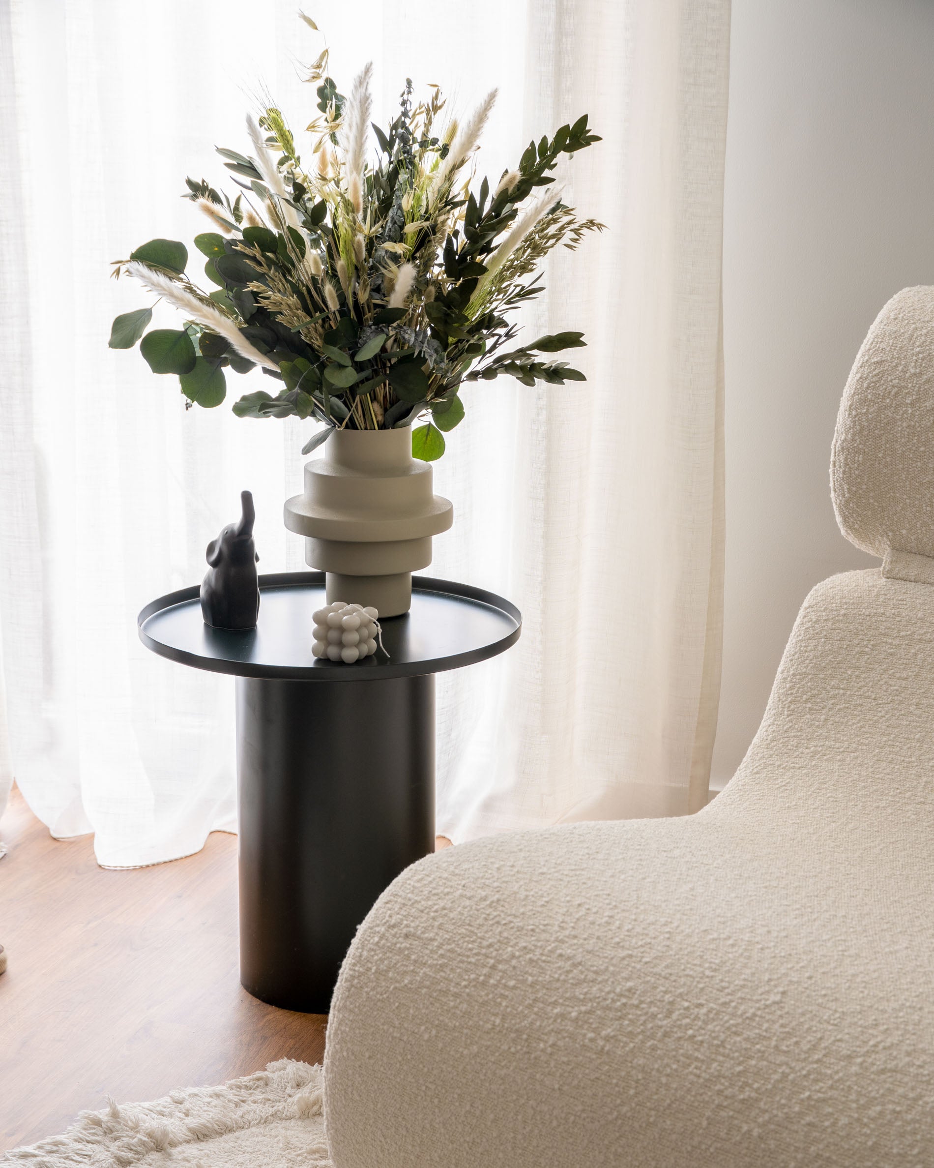 Fleksa round side table in black metal Ø 45 cm - Lifestyle