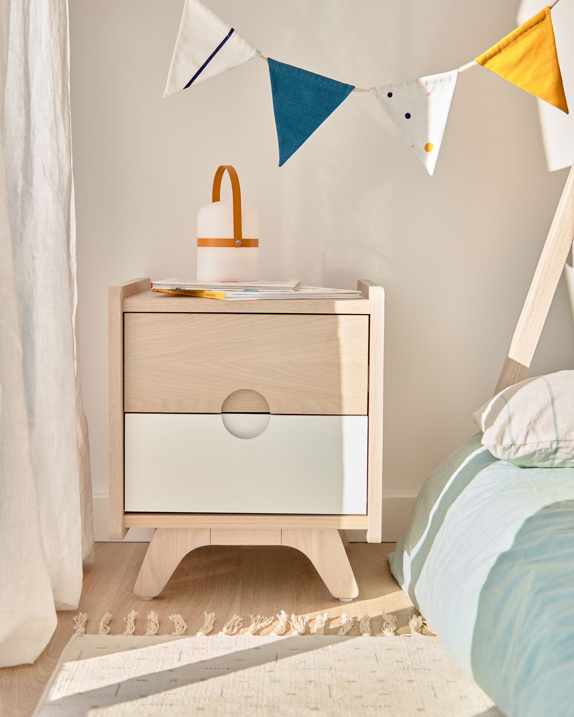Nunila bedside table in ash veneer 40 x 46 cm FSC 100% - Lifestyle