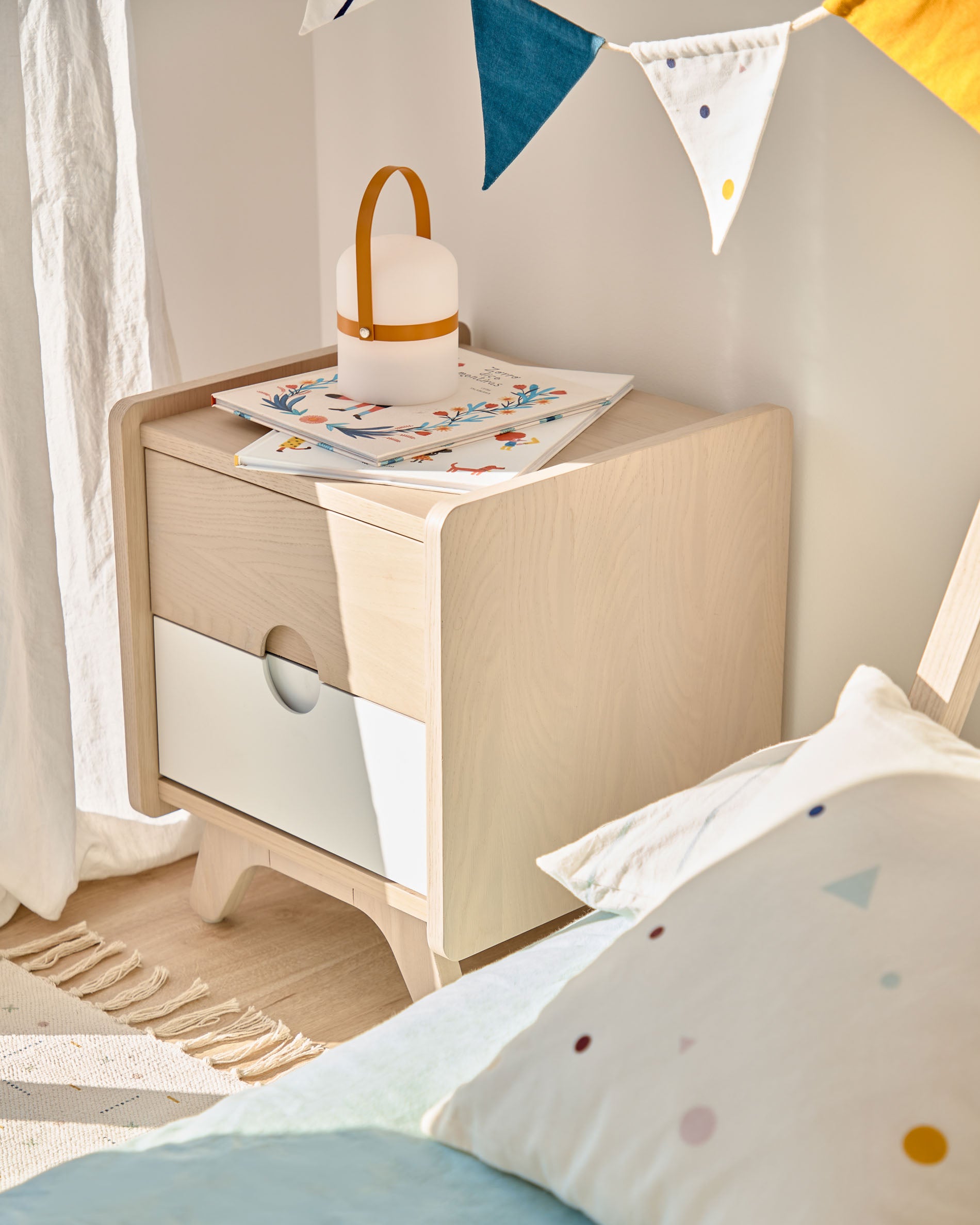 Nunila bedside table in ash veneer 40 x 46 cm FSC 100% - Lifestyle