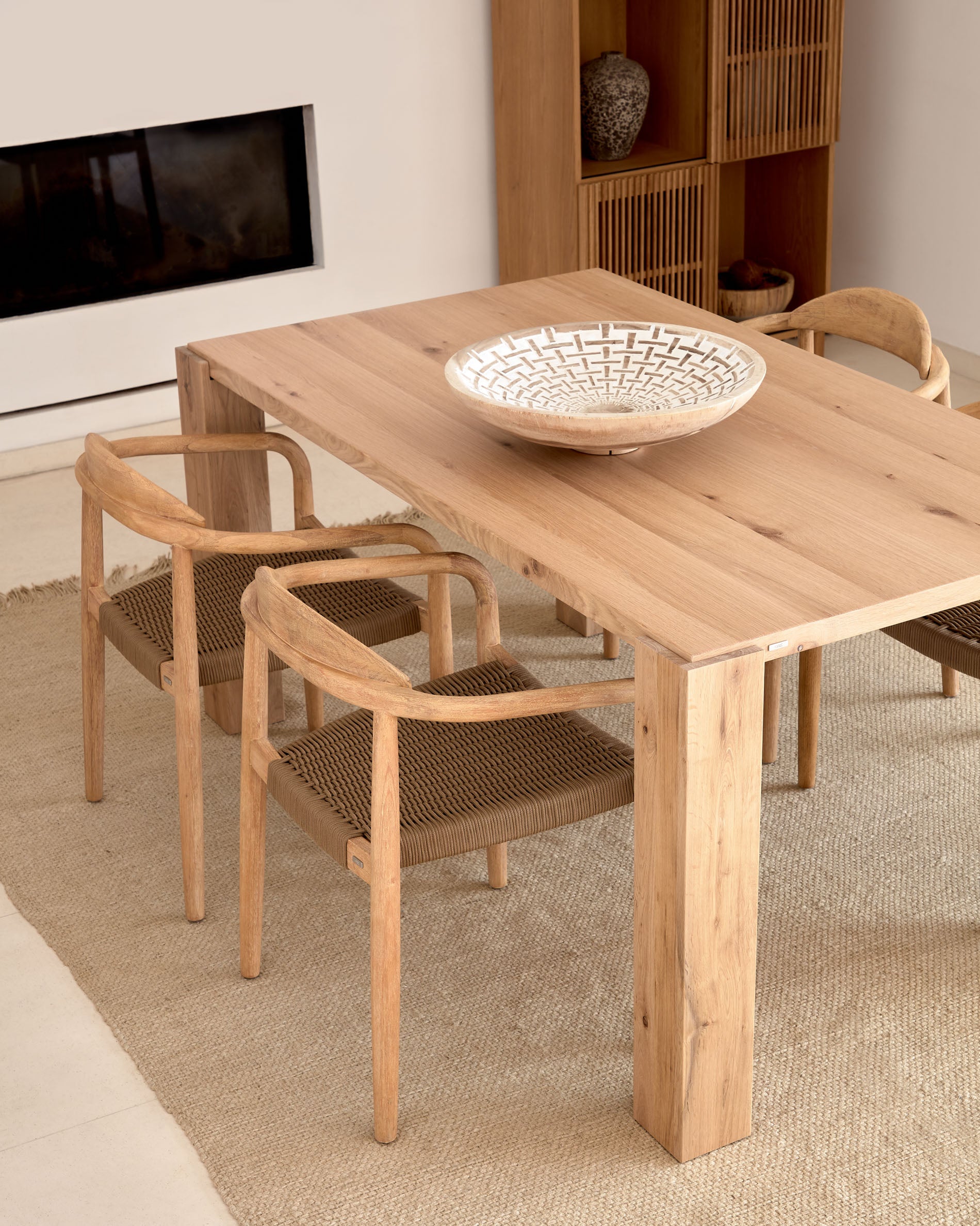 Deyanira table with oak veneer and solid oak legs 160 x 90 cm - Lifestyle