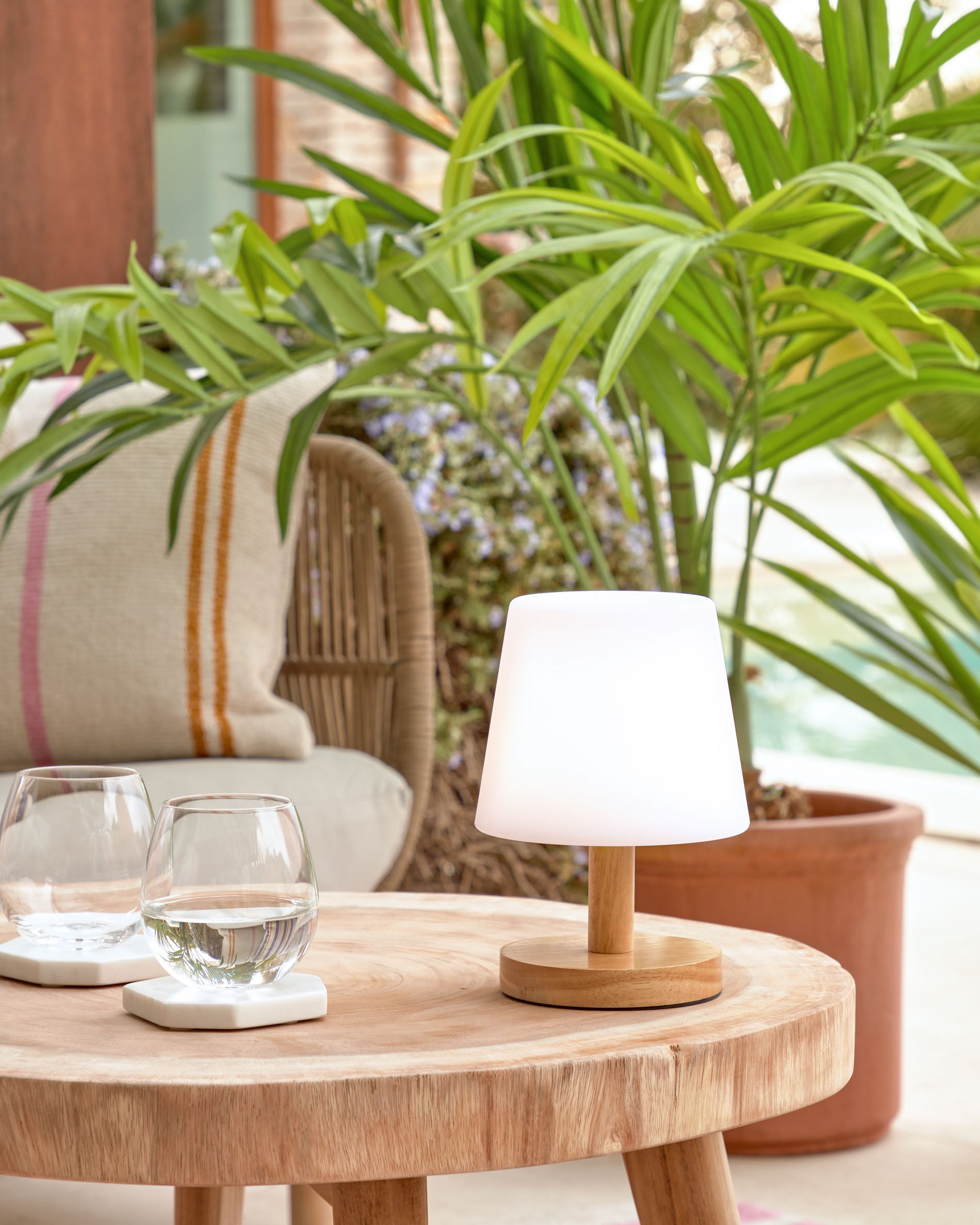 Ambar table lamp in polythylene and wood - Lifestyle