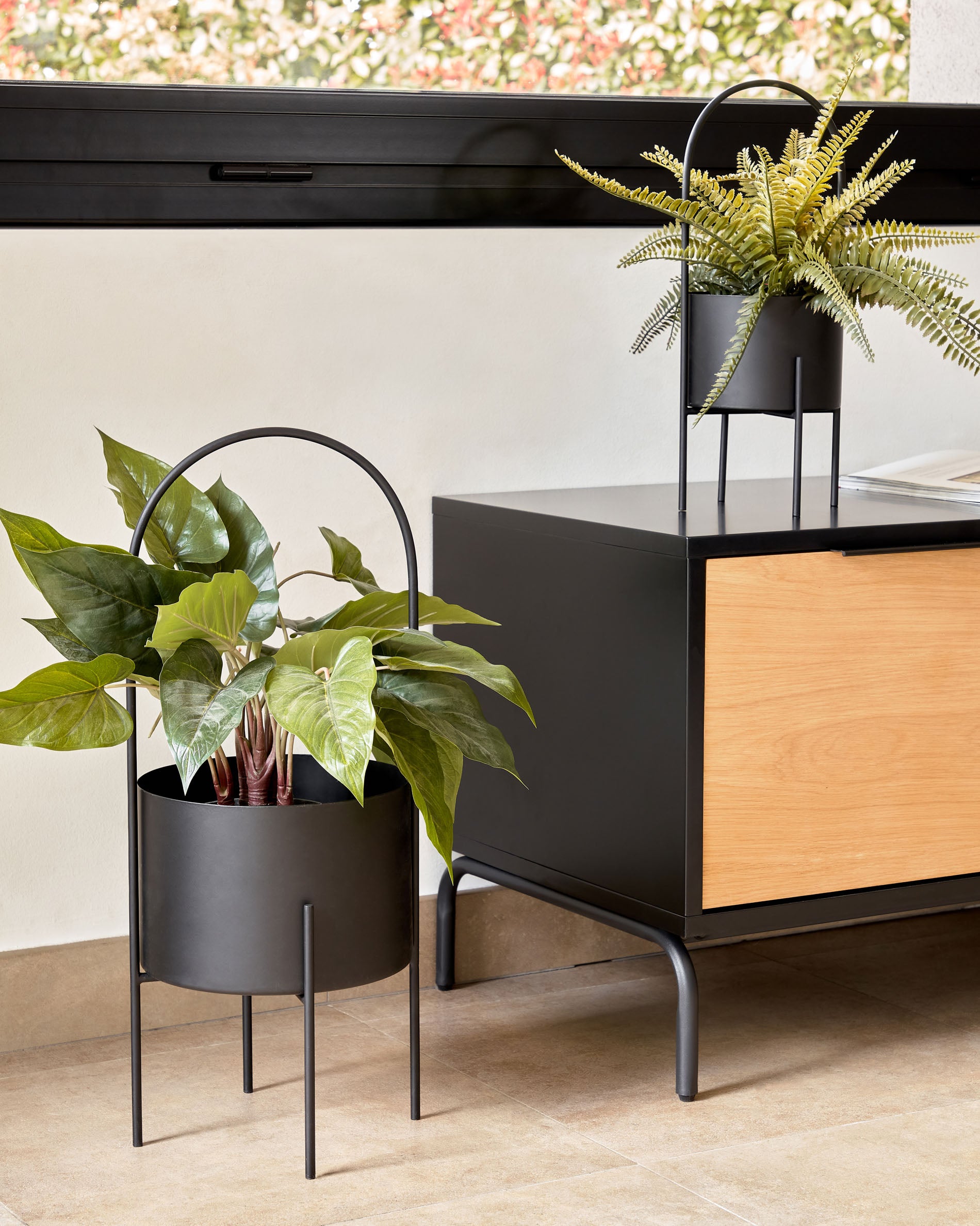 Set of 2 Mash planters with black metal handle Ø 25 cm / Ø 16,5 cm - Lifestyle