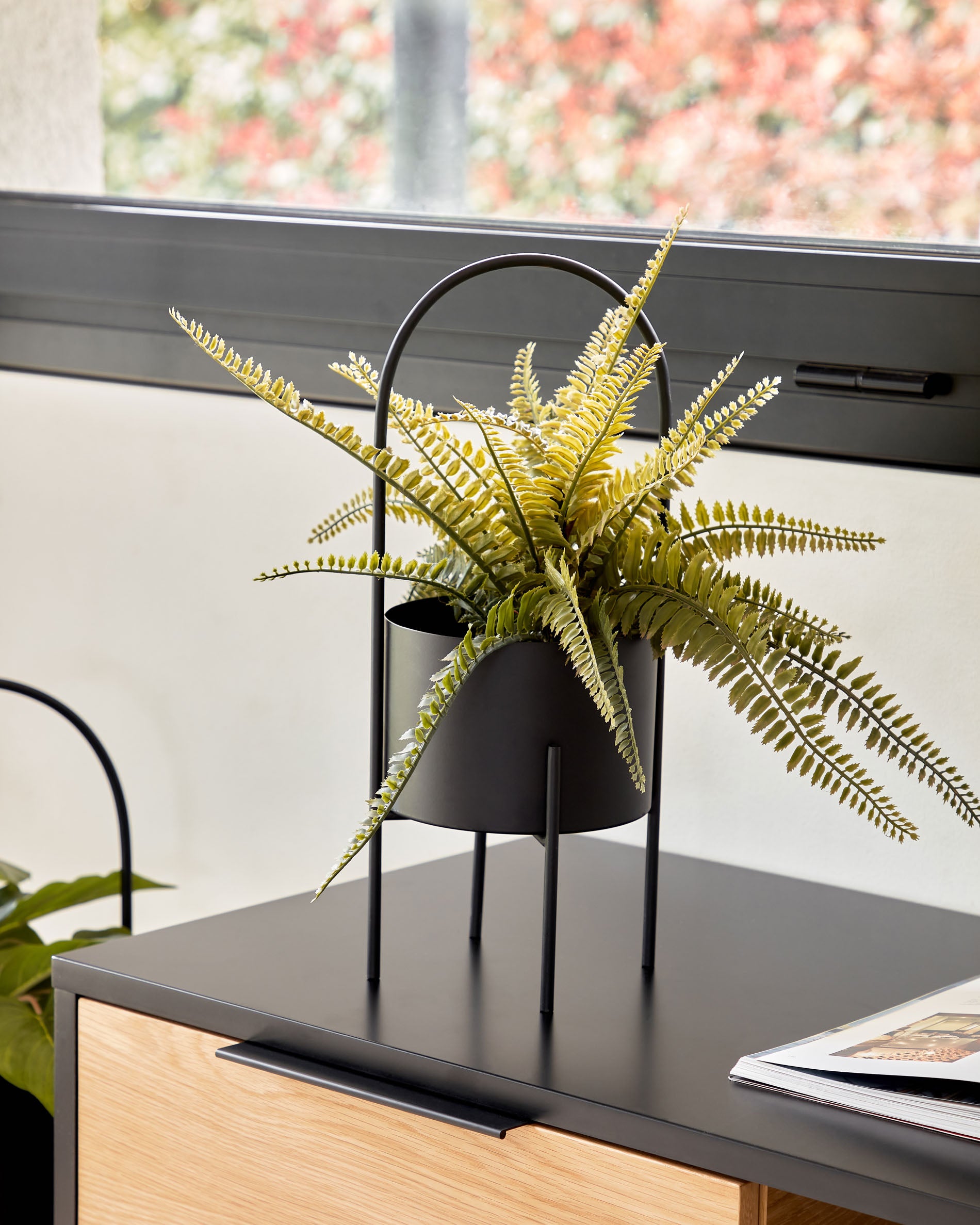 Set of 2 Mash planters with black metal handle Ø 25 cm / Ø 16,5 cm - Lifestyle