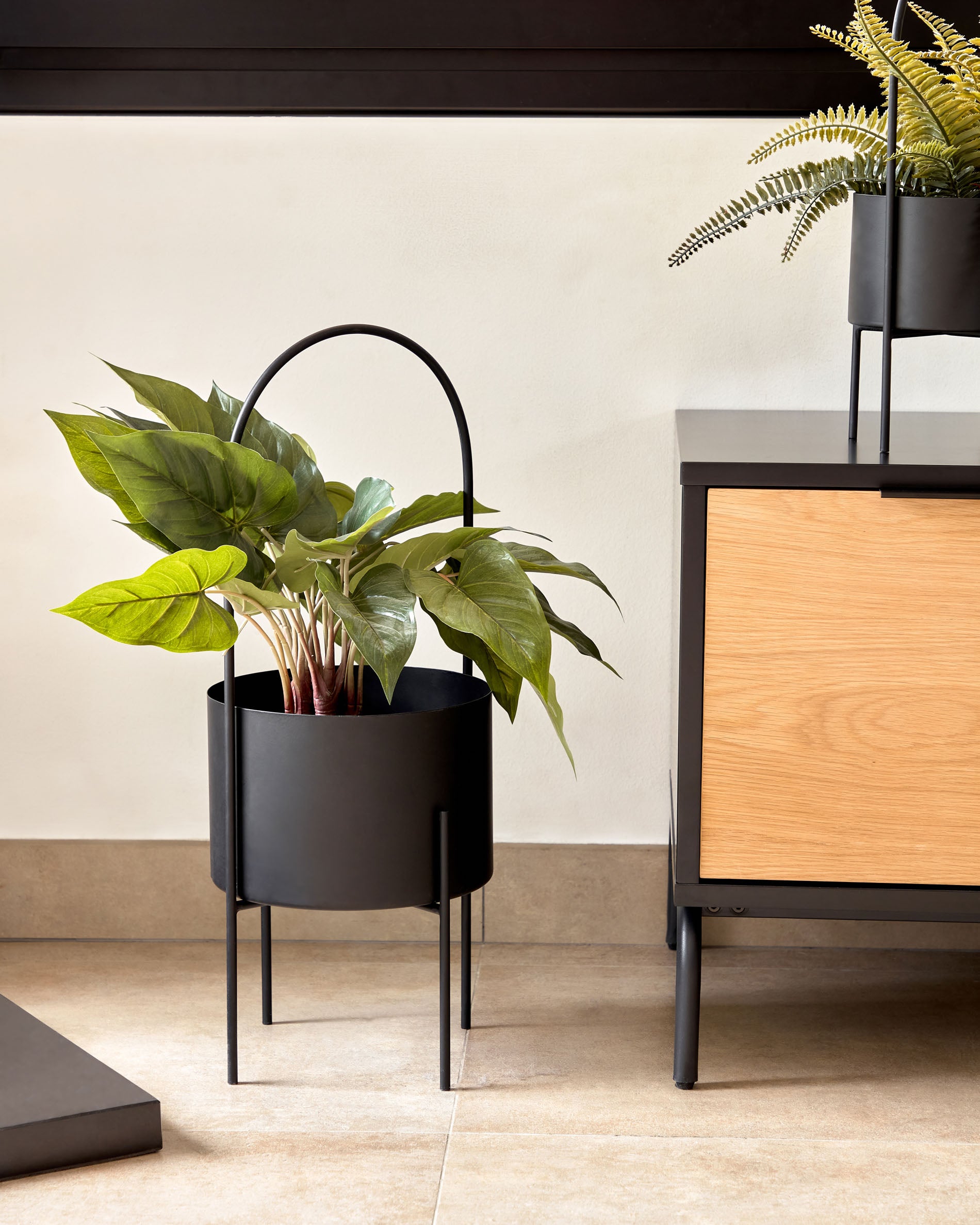 Set of 2 Mash planters with black metal handle Ø 25 cm / Ø 16,5 cm - Lifestyle
