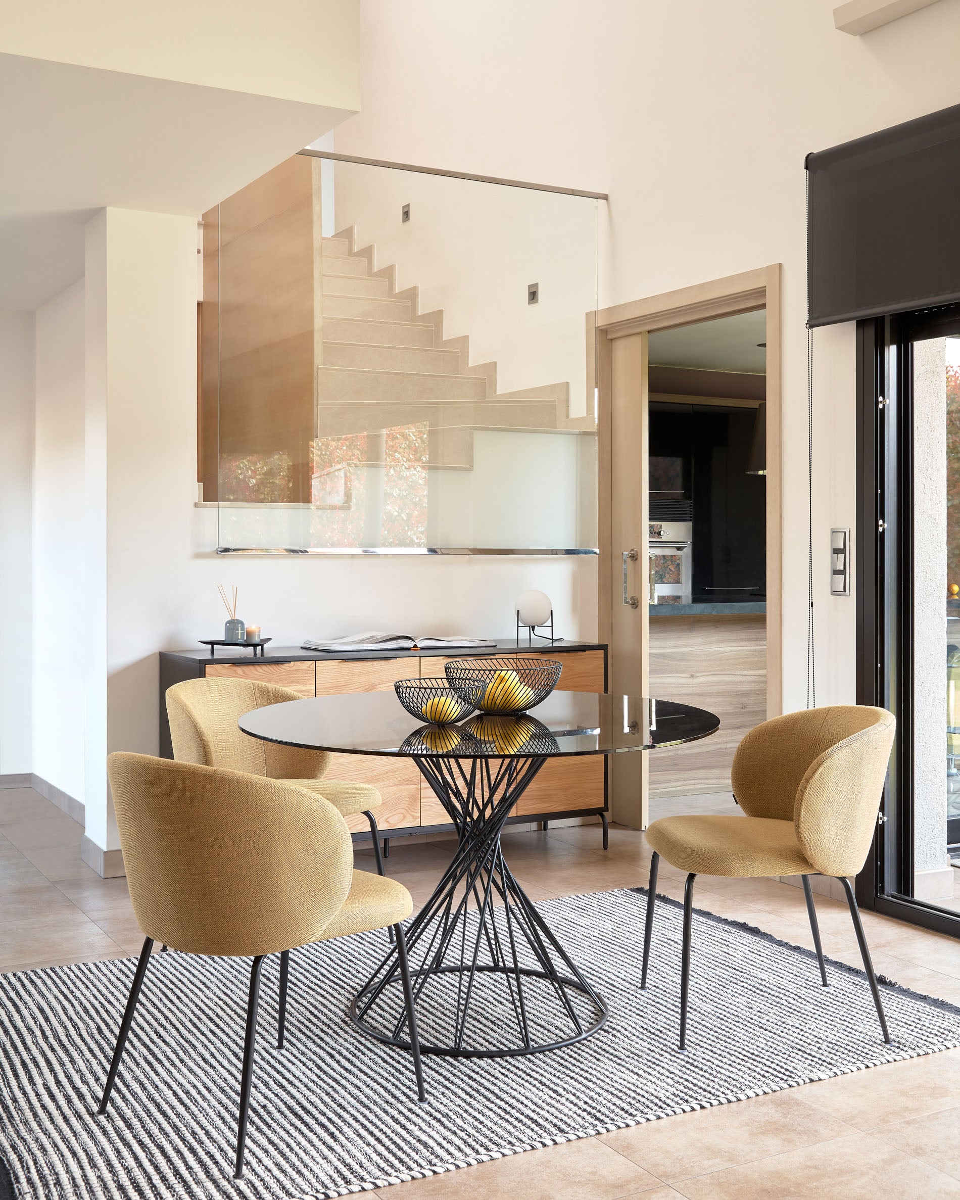 Niut round glass table with solid steel legs with black finish Ø 120 cm - Lifestyle