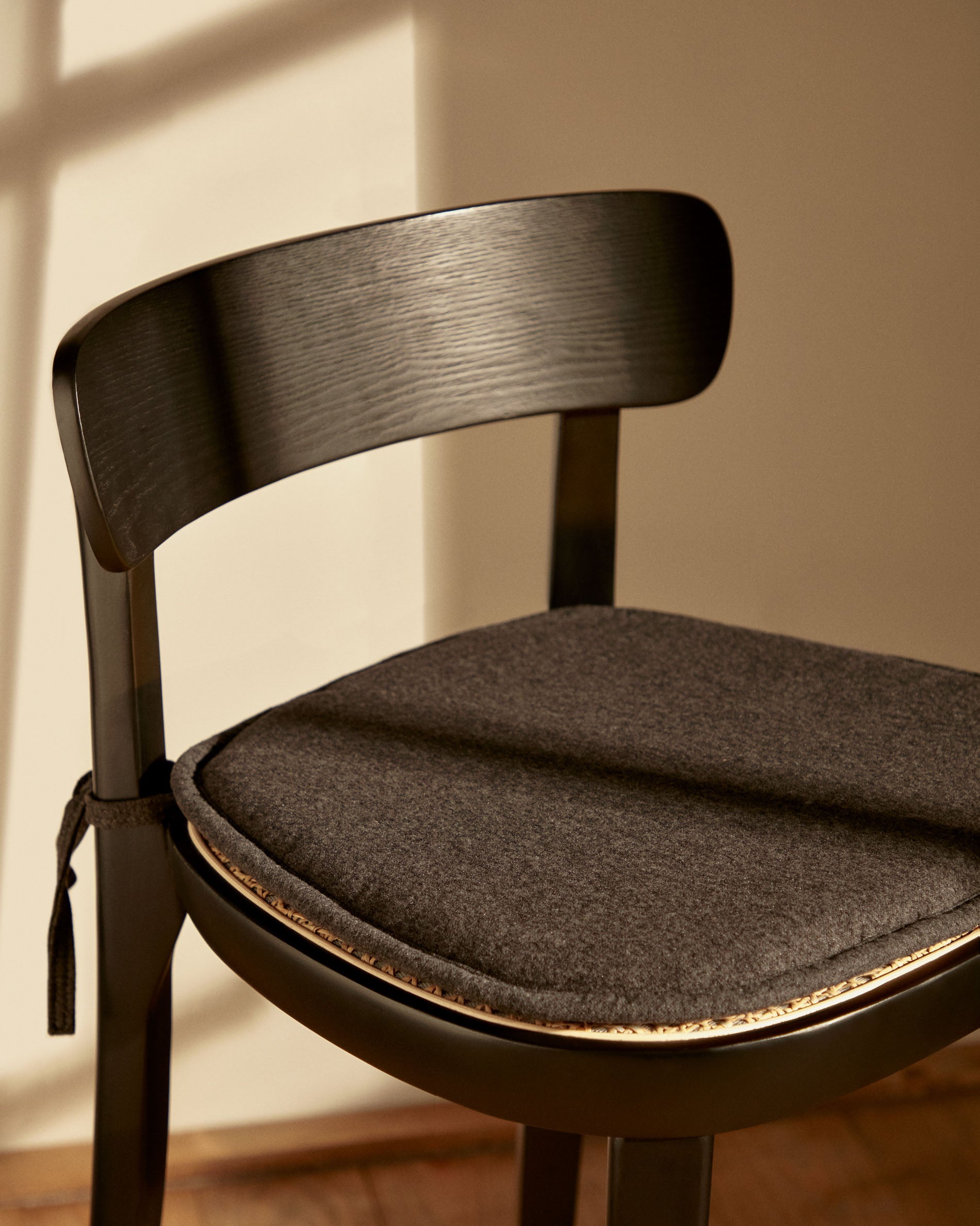Romane beechwood stool with a black finish, ash wood veneer and ratan seat height 75 cm - Lifestyle