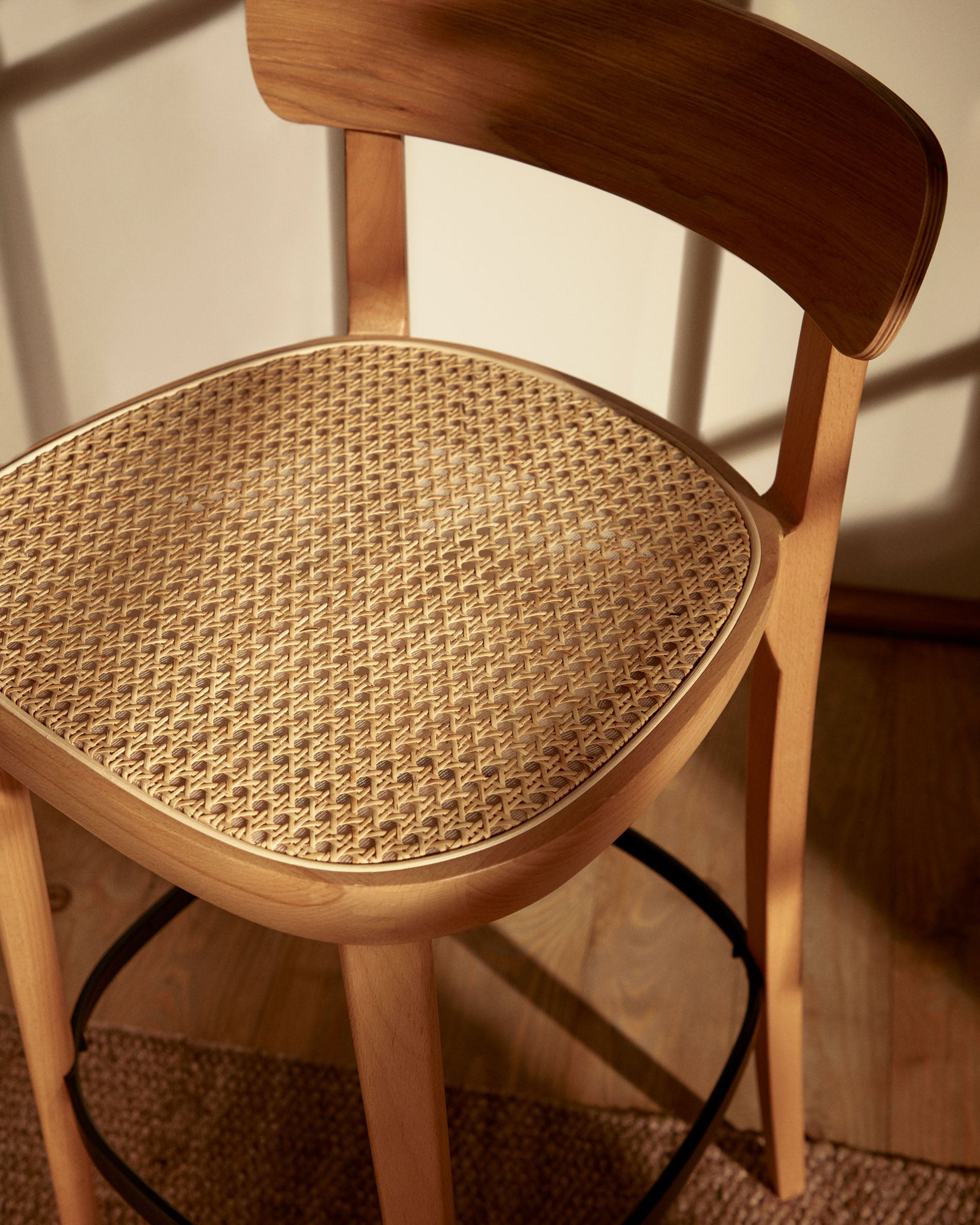 Romane stool beechwood stool with a natural finish, ash wood veneer and ratan seat 75 cm - Lifestyle