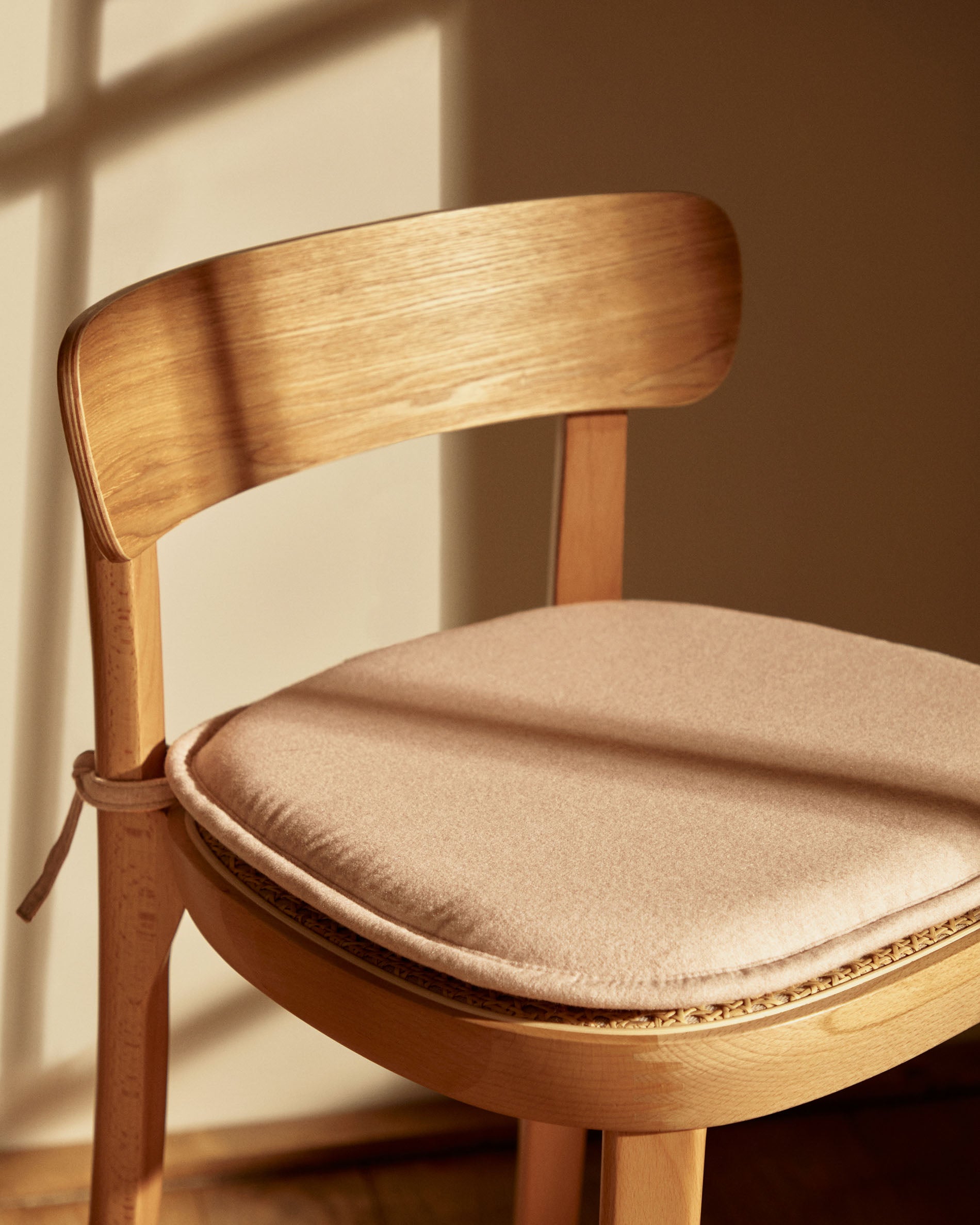 Romane stool beechwood stool with a natural finish, ash wood veneer and ratan seat 75 cm - Lifestyle