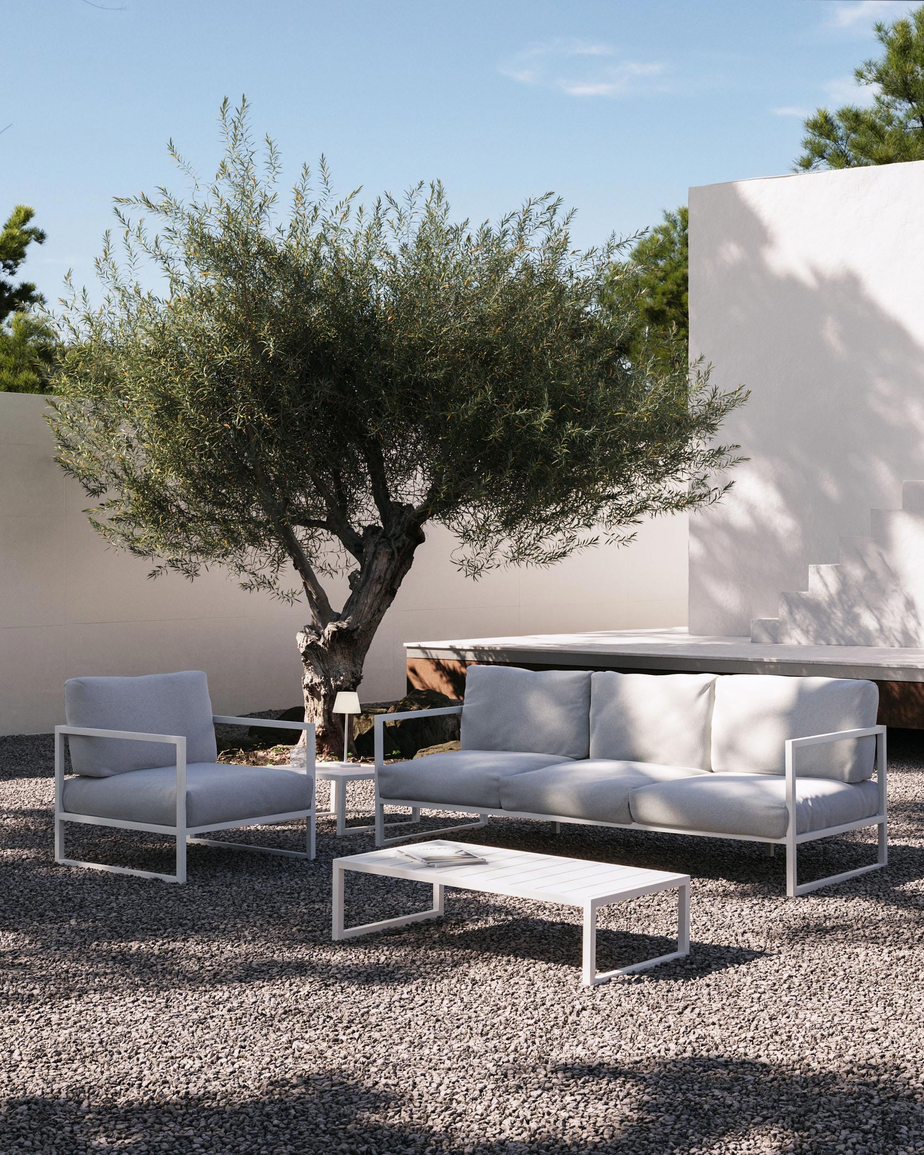 Comova 100% outdoor armchair in white and white aluminium - Lifestyle