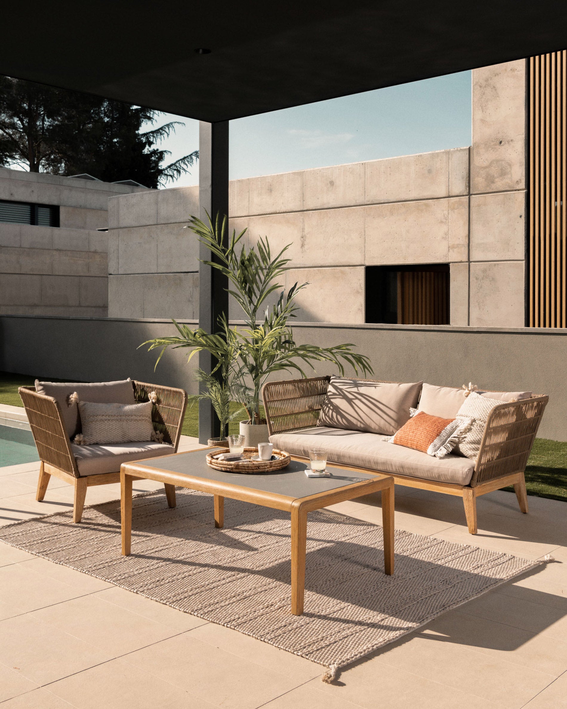 Belleny armchair in beige cord and solid acacia wood, FSC 100% - Lifestyle
