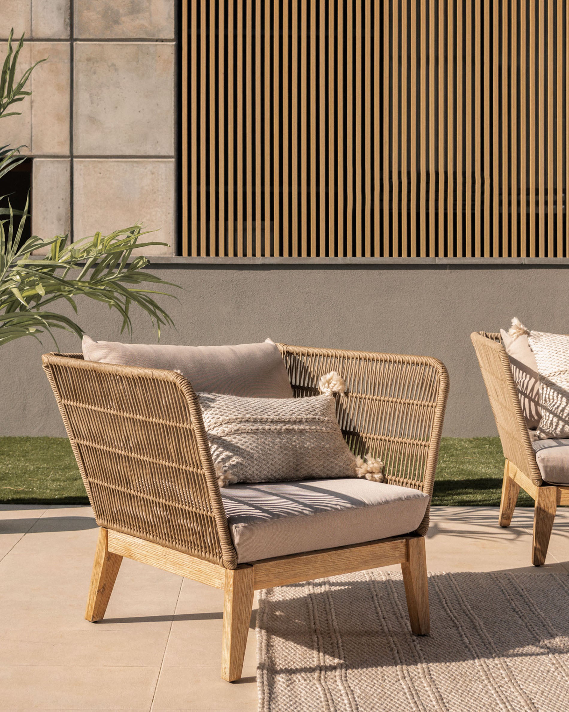 Belleny armchair in beige cord and solid acacia wood, FSC 100% - Lifestyle