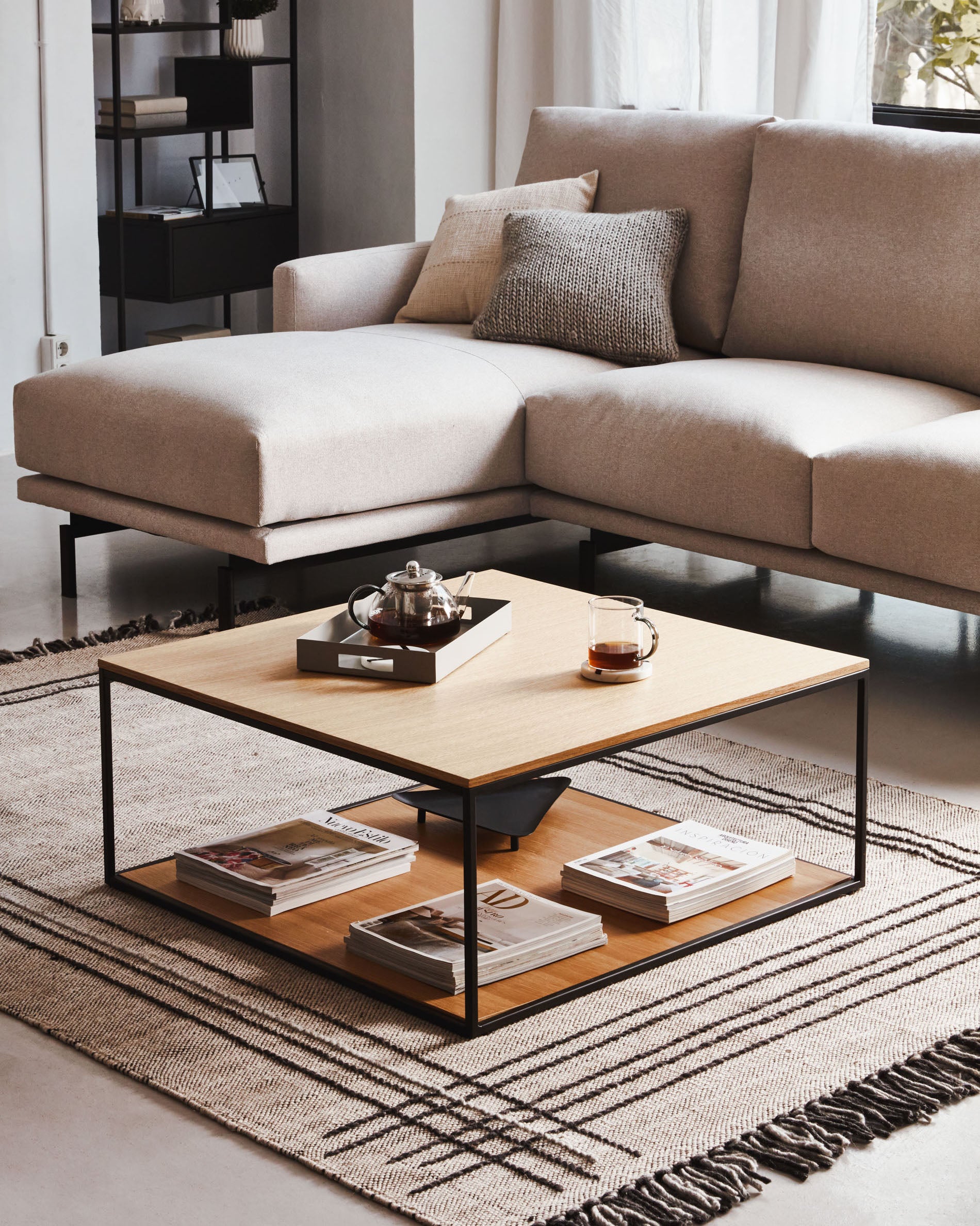 Yoana coffee table with oak wood veneer and painted black metal structure, 80 x 80 cm - Lifestyle