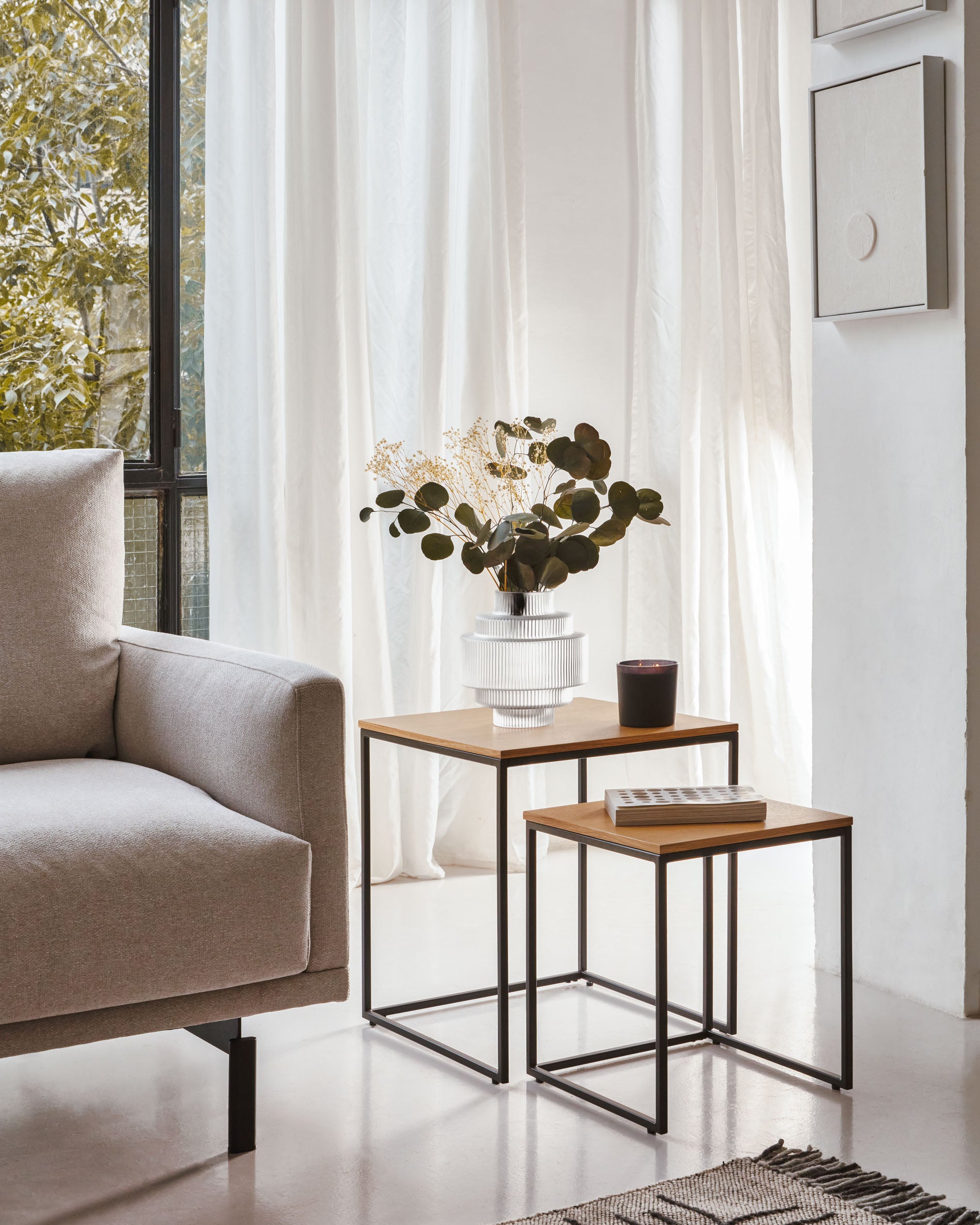 Yoana set of 2 nesting side tables with oak wood veneer and black painted metal structure - Lifestyle