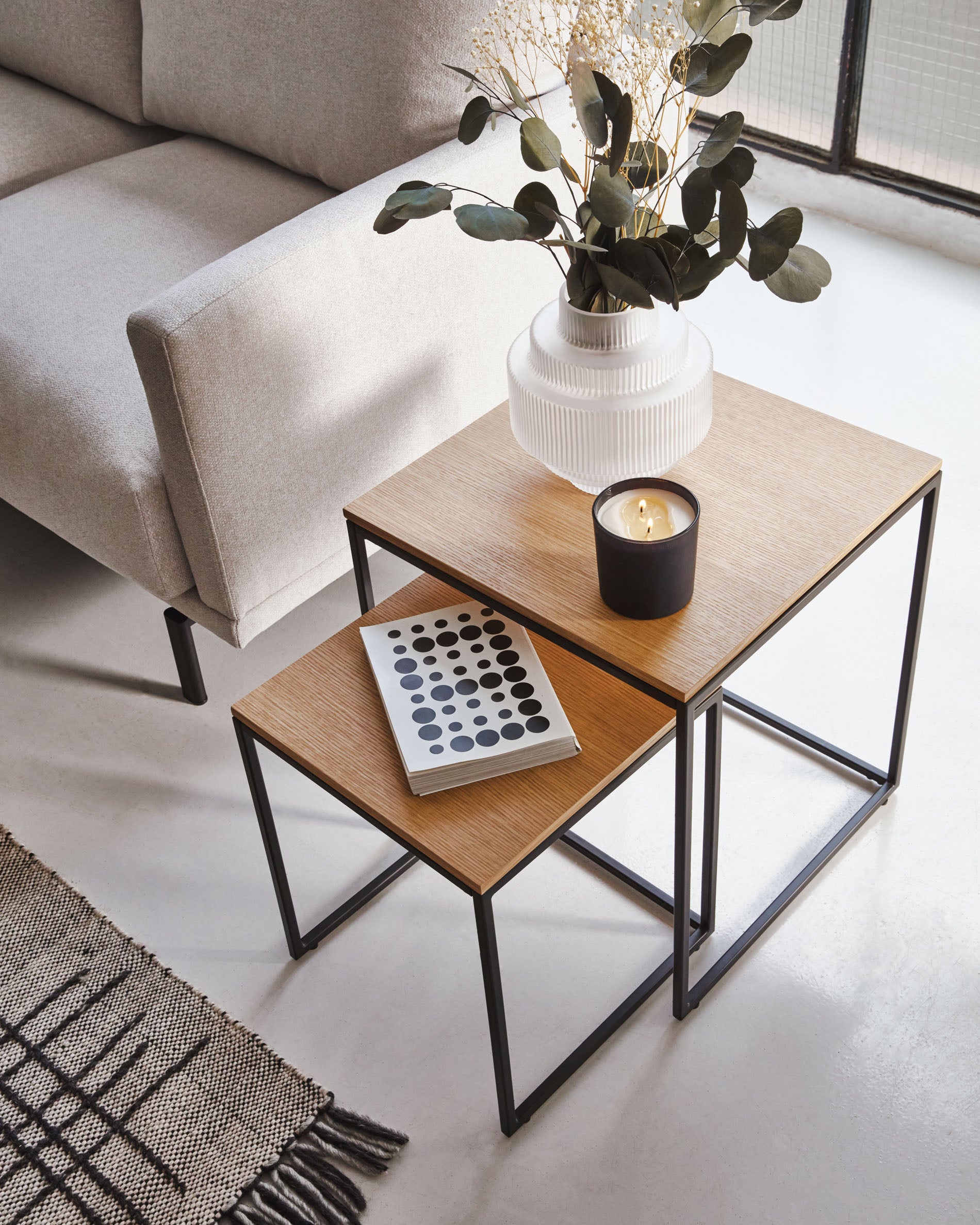 Yoana set of 2 nesting side tables with oak wood veneer and black painted metal structure - Lifestyle