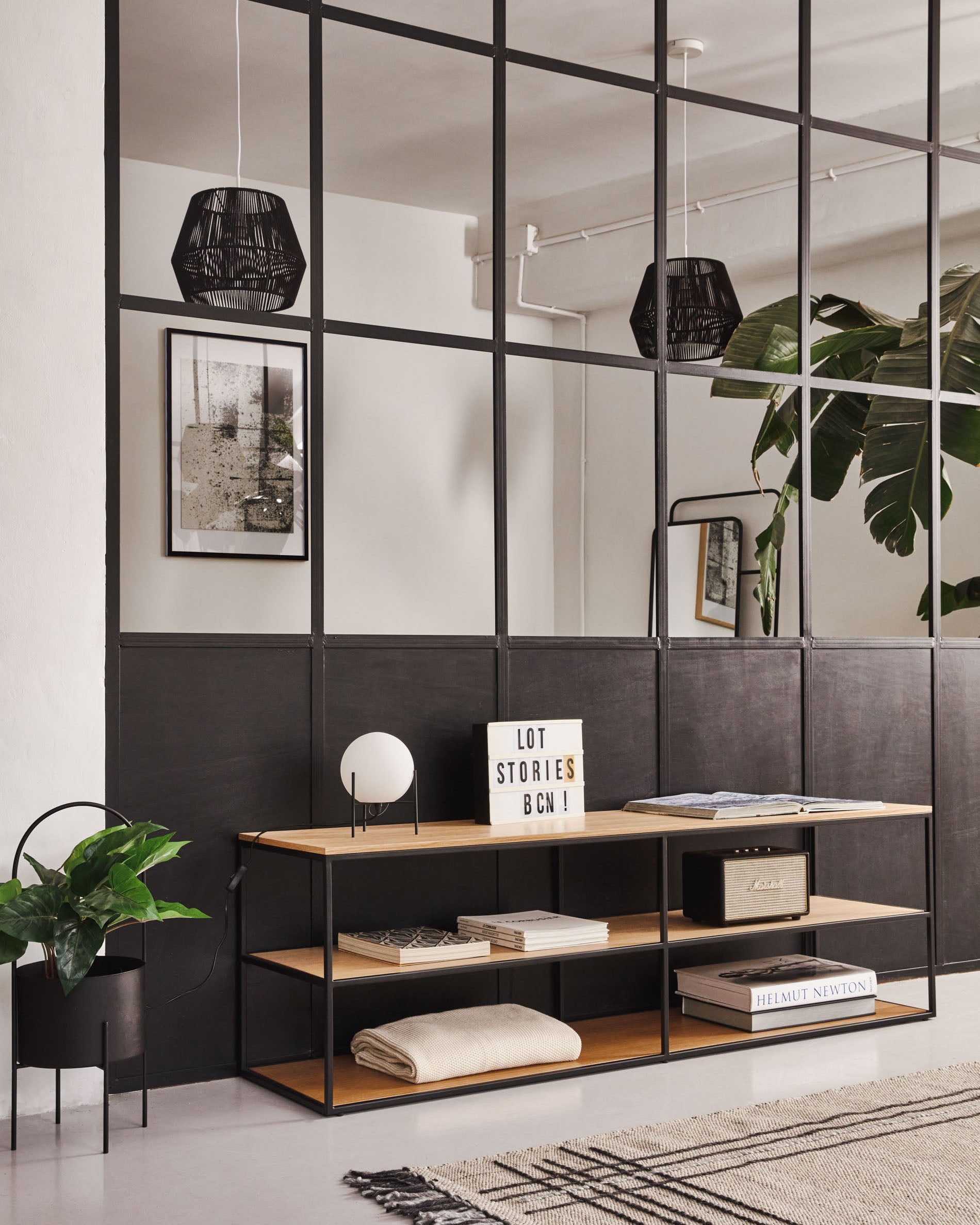 Yoana TV stand with an oak wood veneer and painted black metal structure, 160 x 40 cm - Lifestyle