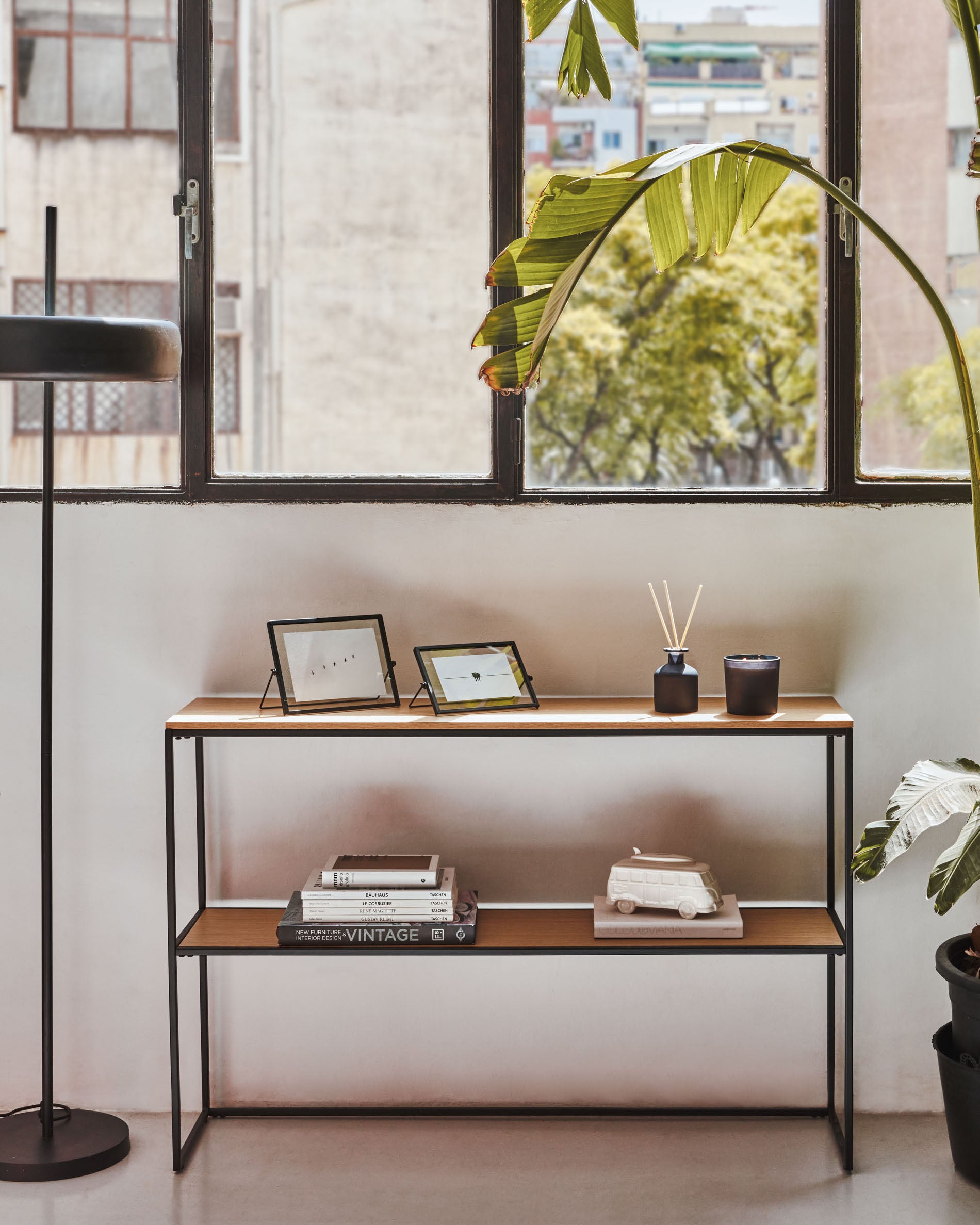 Yoana console table with oak wood veneer and painted black metal structure, 120 x 80 cm - Lifestyle