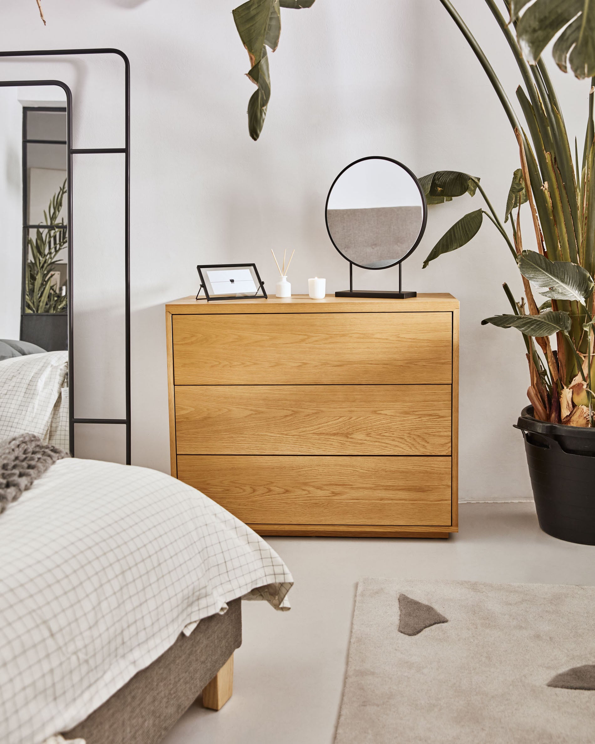 Abilen 3-drawer oak veneer chest of drawers, 90 x 75 cm, FSC™ certified - Lifestyle