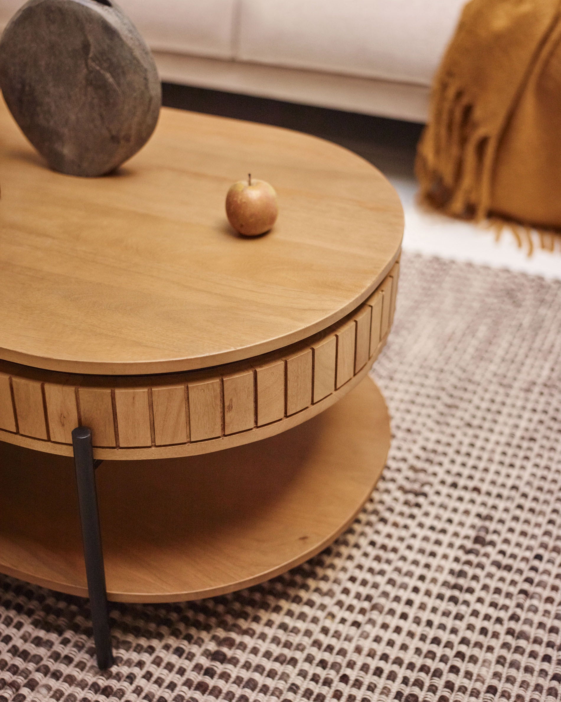 Licia mango wood coffee table with 1 drawer, with a natural finish and metal, 130 x 65 cm - Lifestyle