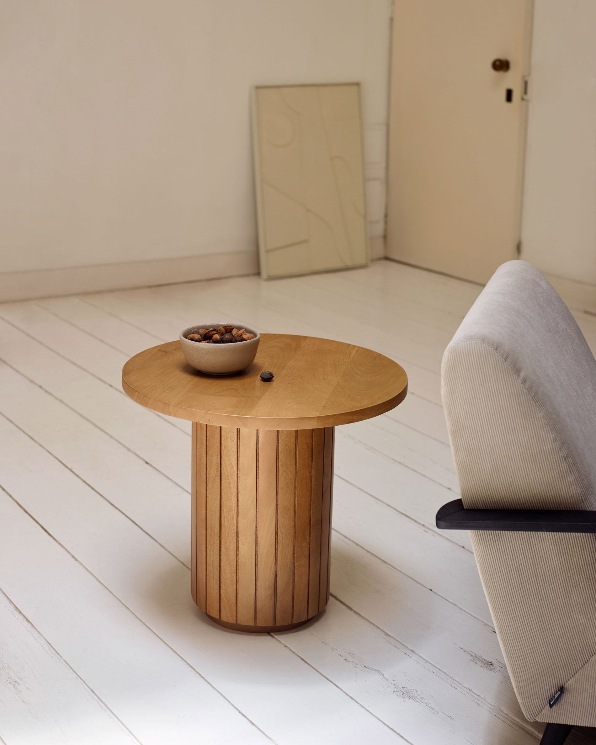 Licia round side table, solid mango wood, Ø 60 cm - Lifestyle