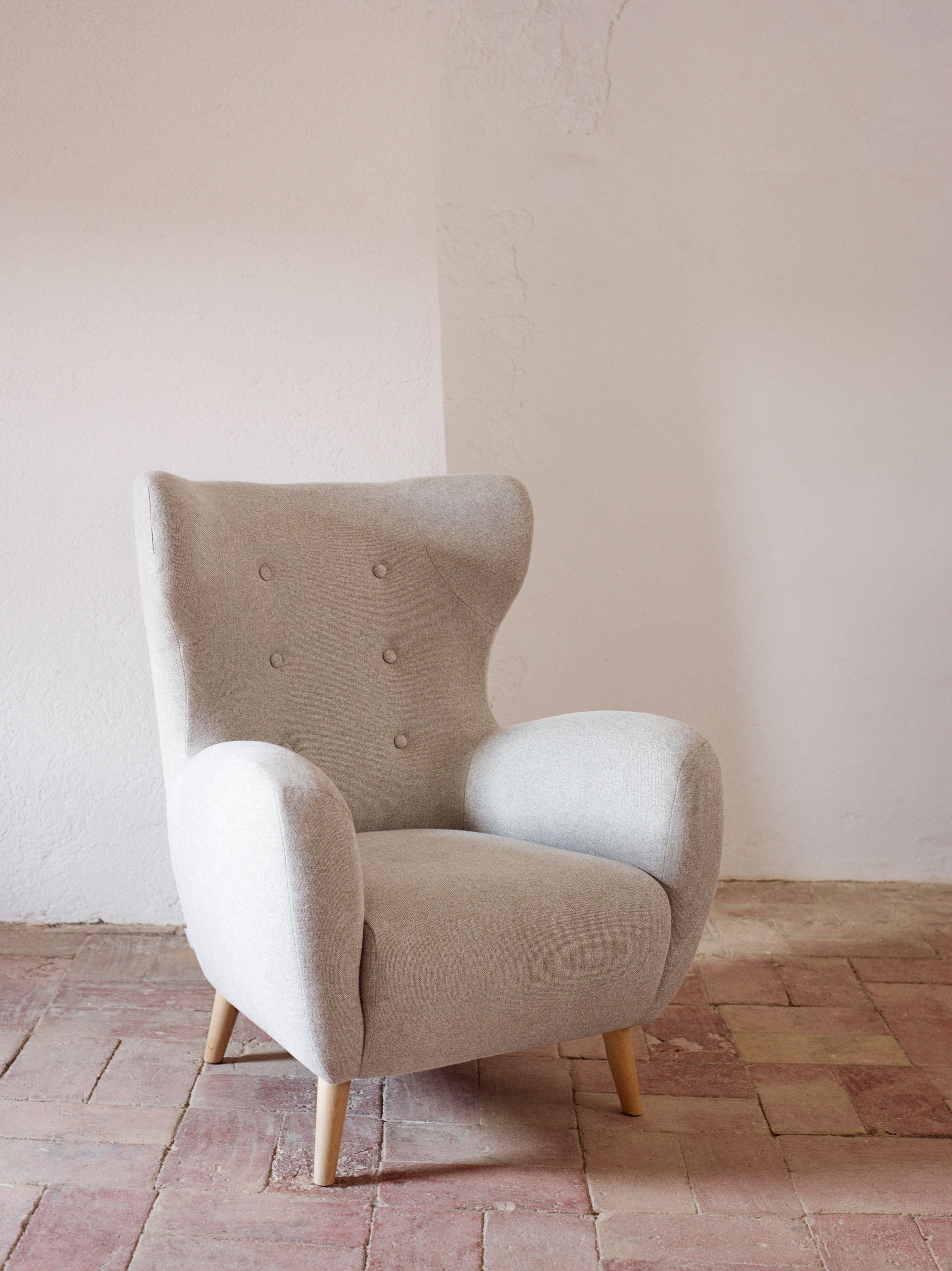 Patio beige armchair with solid beech wood legs FSC Mix Credit - Lifestyle