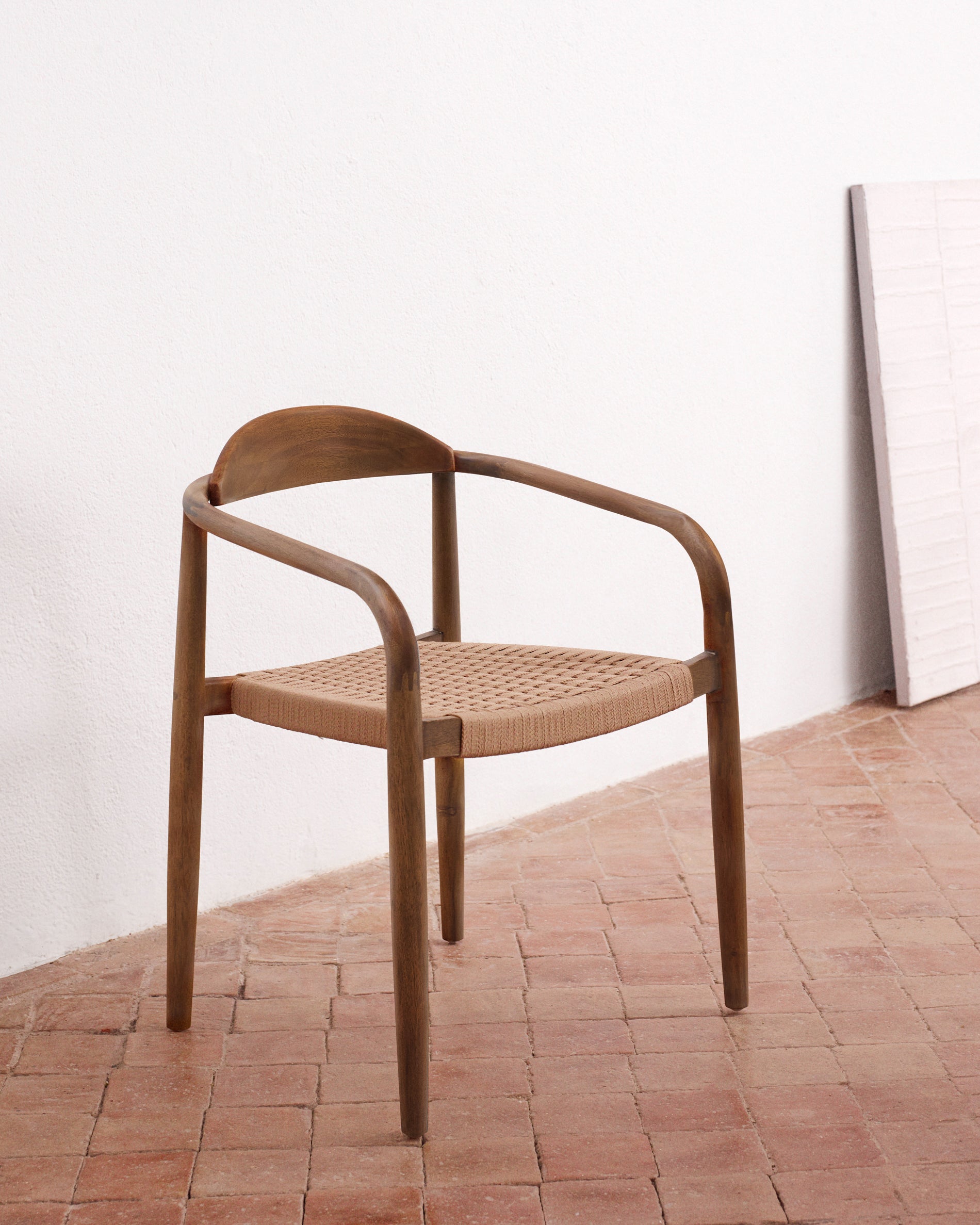 Nina stackable chair in solid acacia wood with walnut finish and beige rope seat FSC 100% - Lifestyle