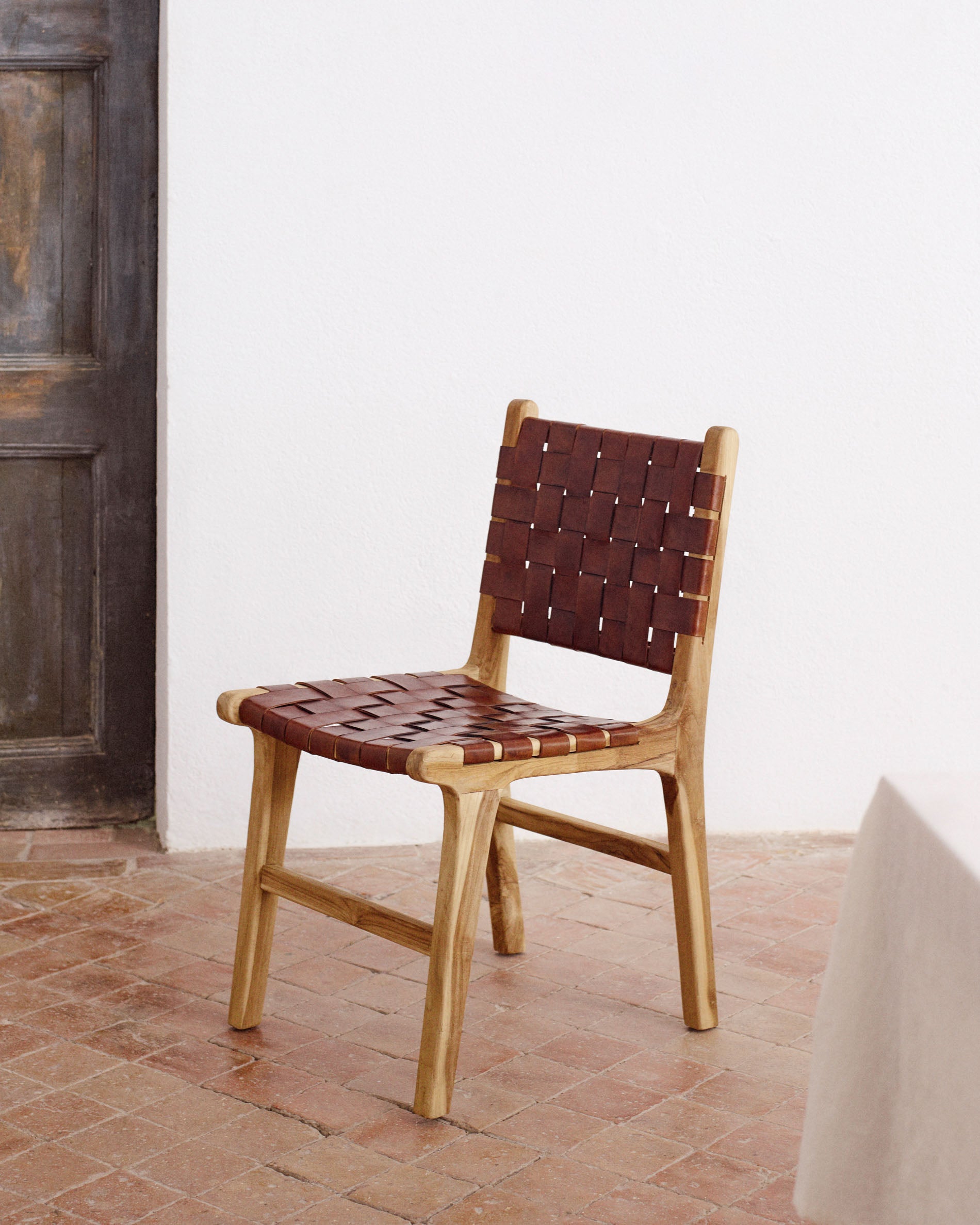 Calixta chair in leather and solid teak - Lifestyle