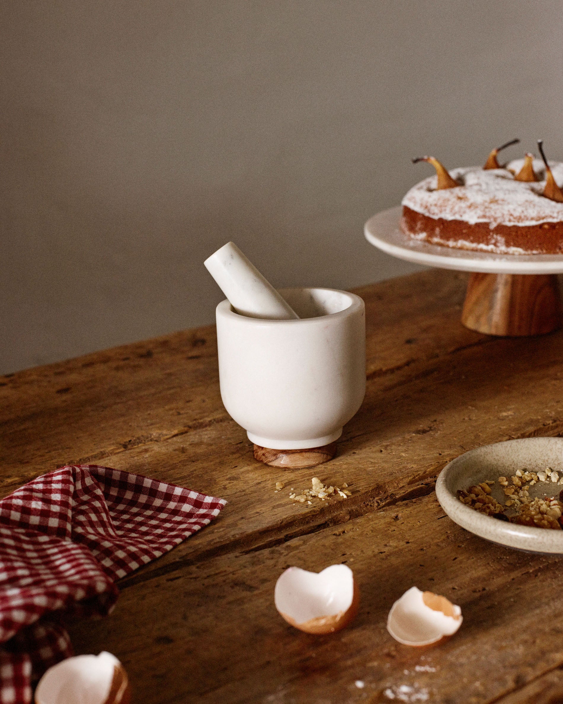 Cinderella pestle and mortar in white marble and wood - Lifestyle