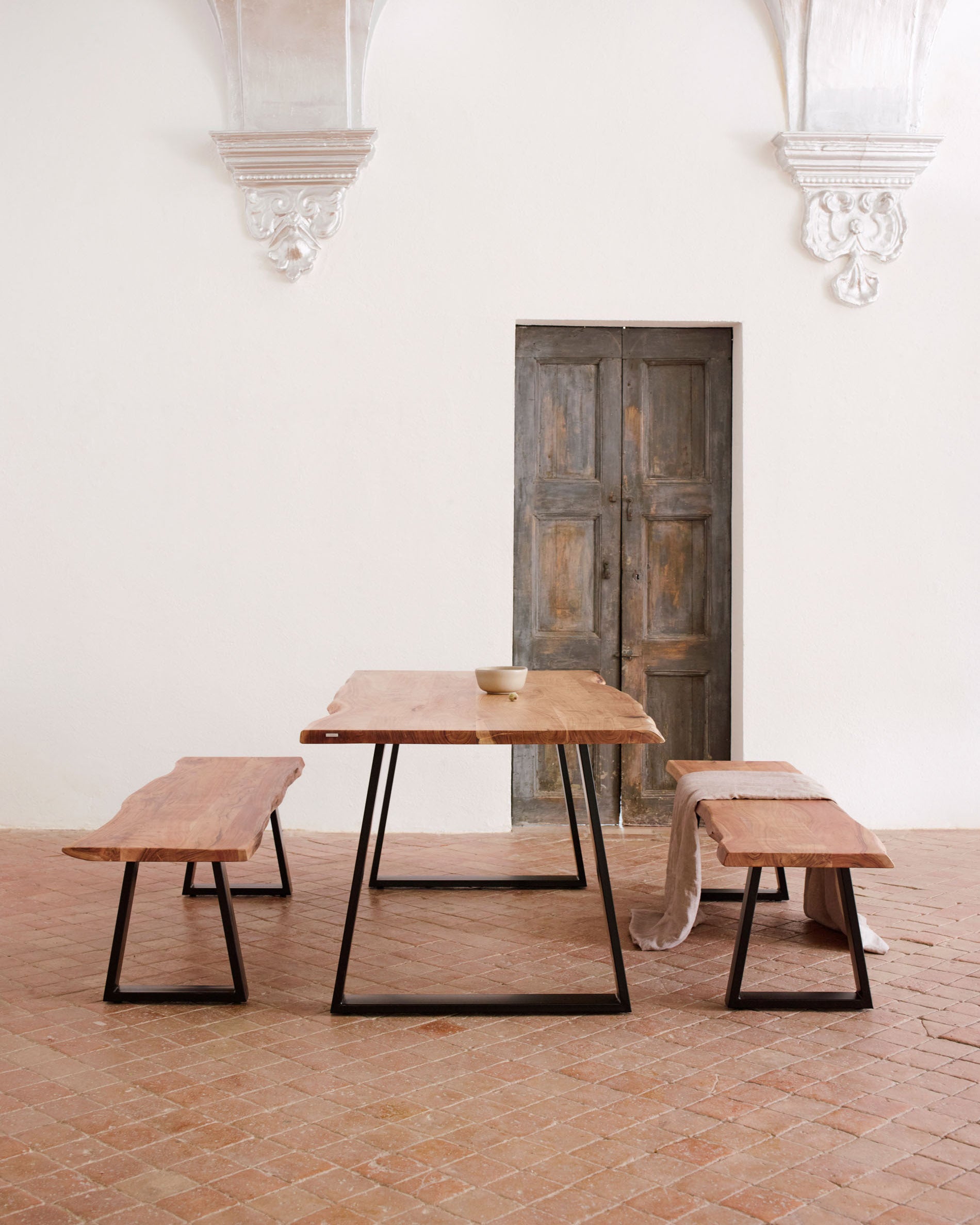 Alaia bench in solid natural acacia wood with black steel legs, 140 cm - Lifestyle
