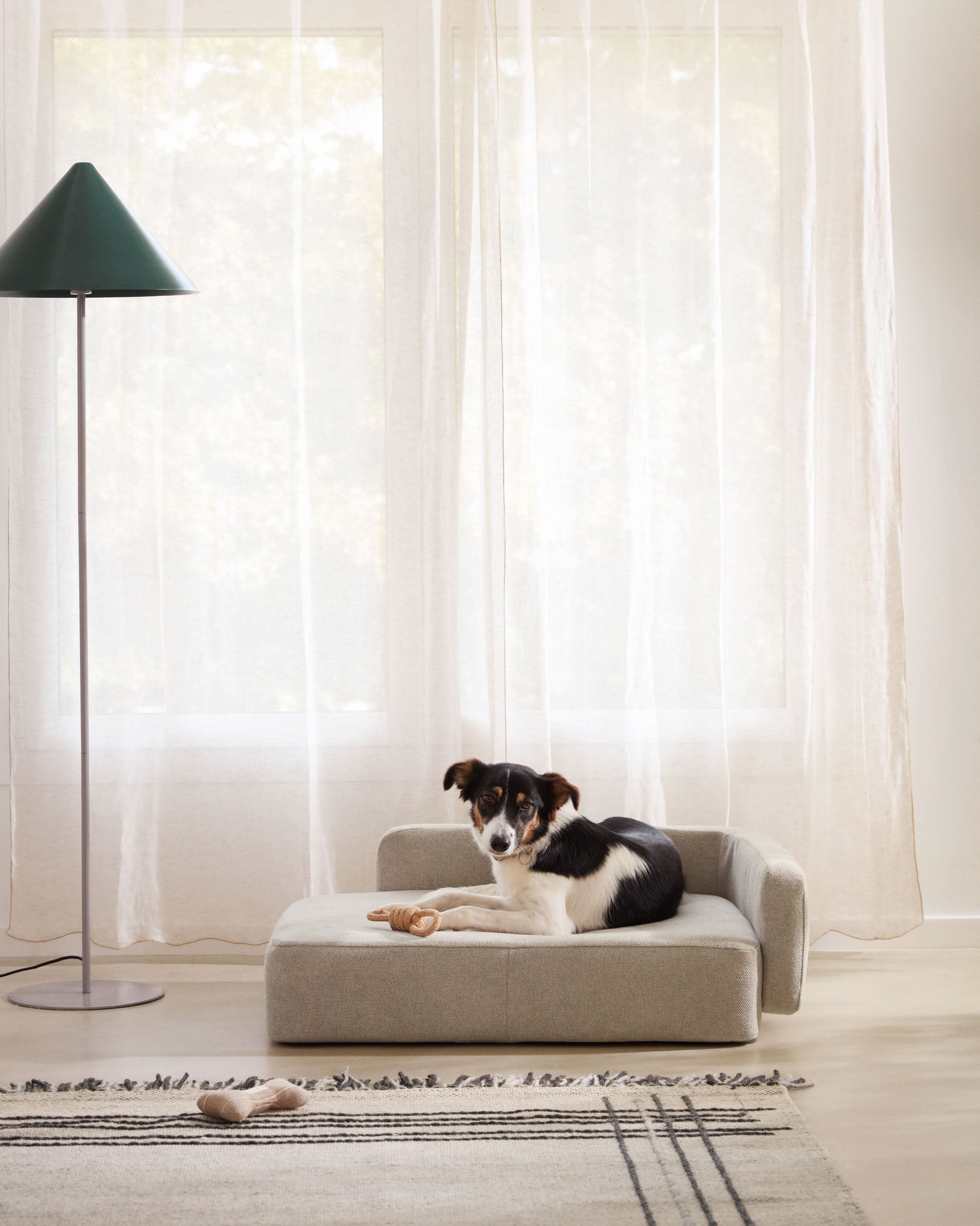 Bowie large bed for pets in beige 73 x 98 cm - Lifestyle