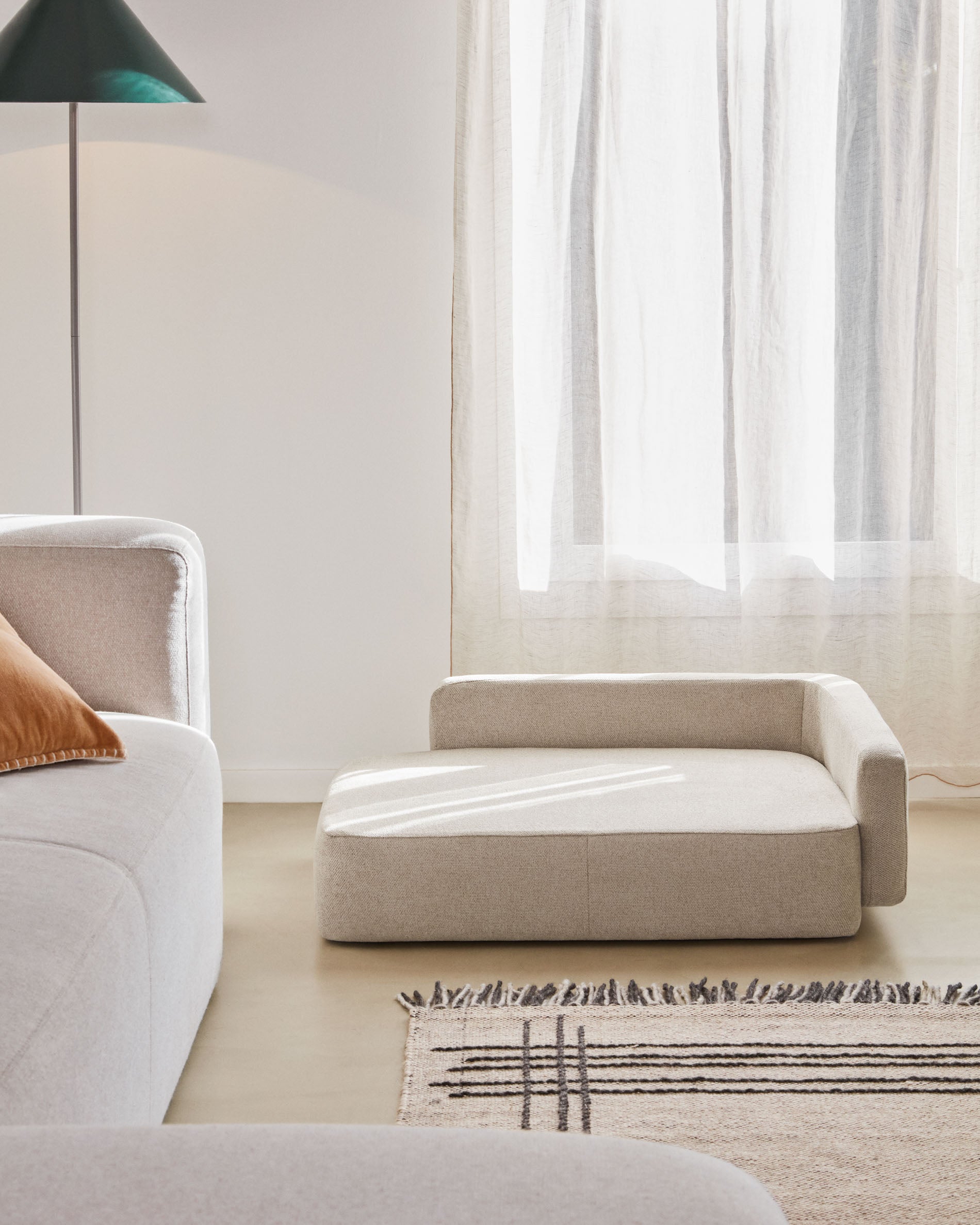 Bowie large bed for pets in beige 73 x 98 cm - Lifestyle