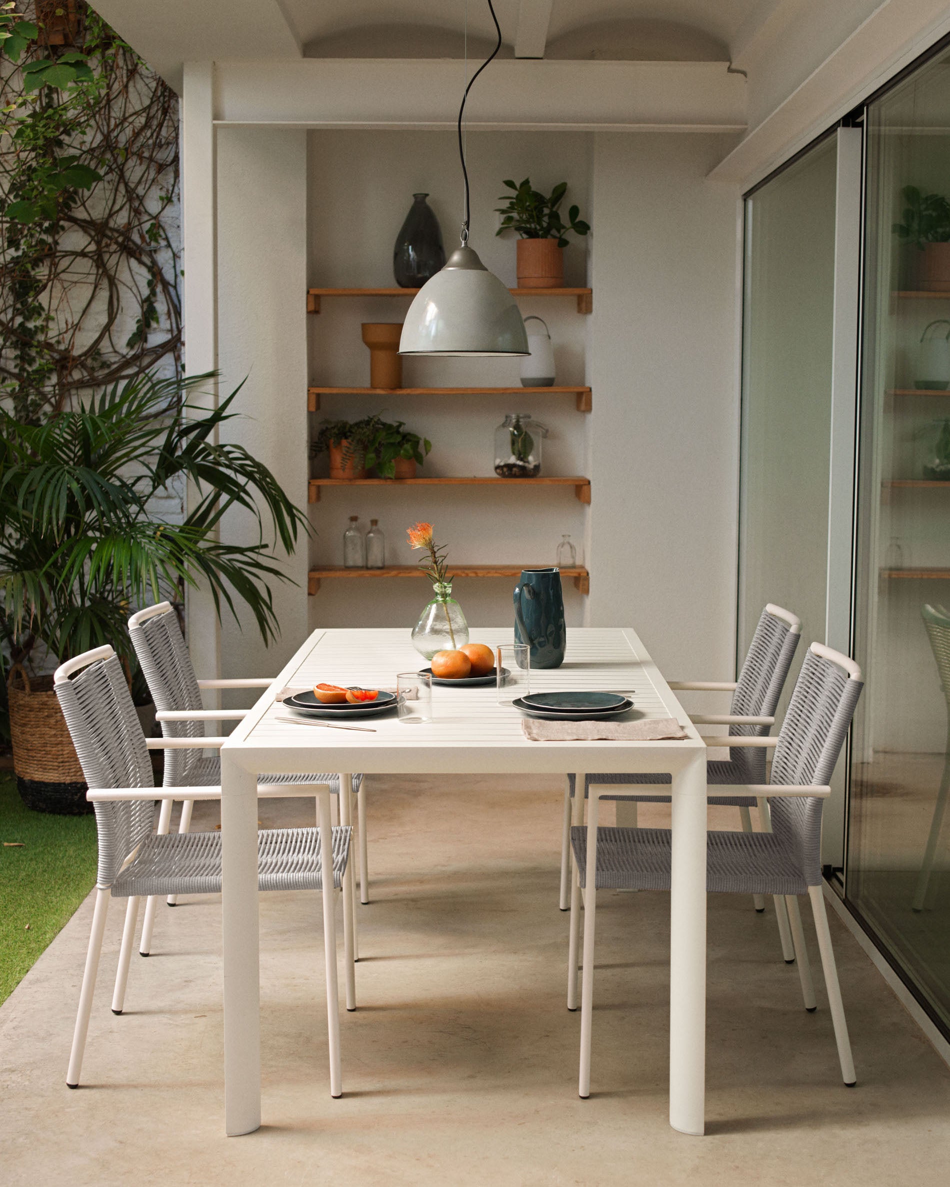 Culip aluminium outdoor table with white finish, 180 x 90 cm - Lifestyle
