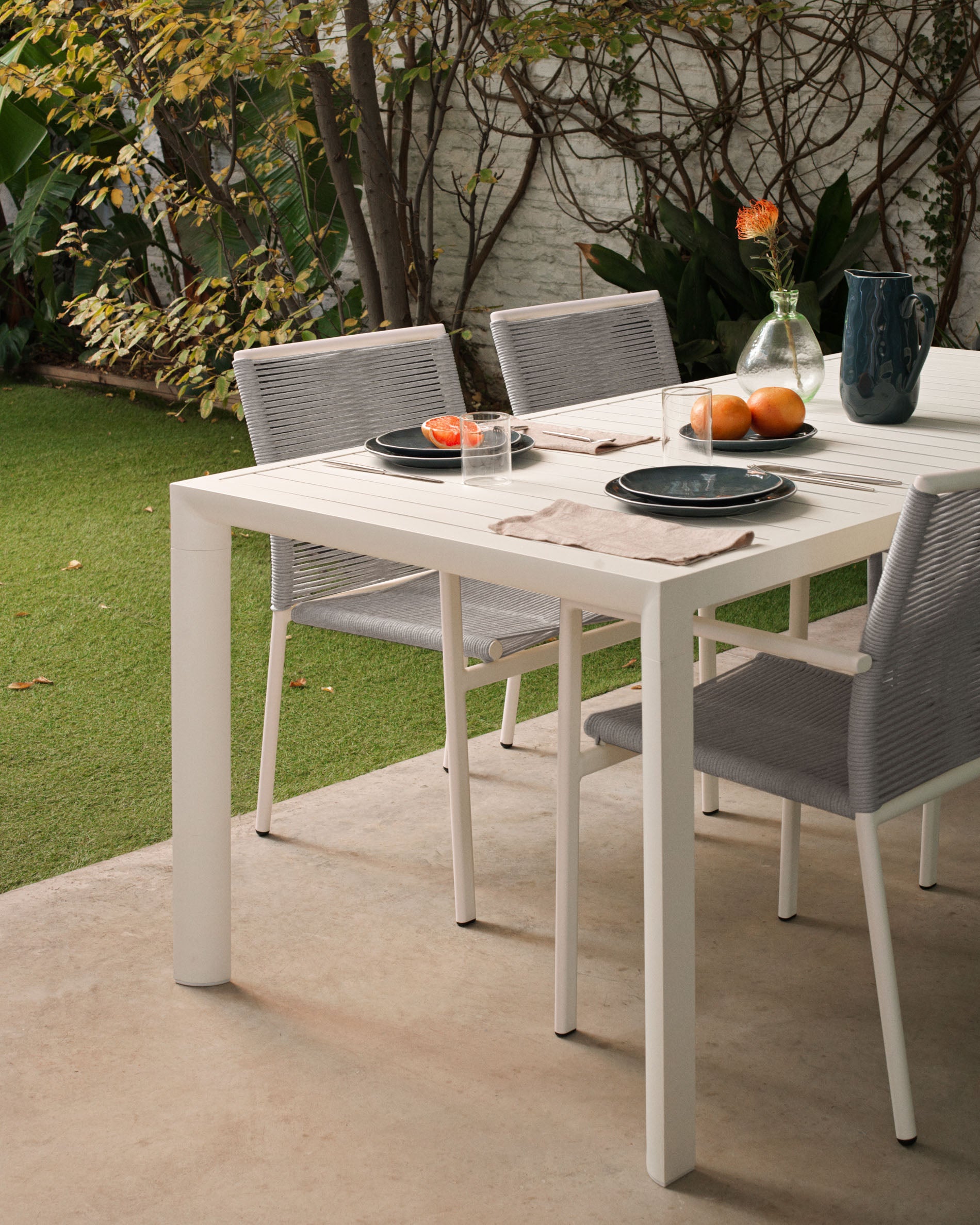 Culip aluminium outdoor table with white finish, 180 x 90 cm - Lifestyle