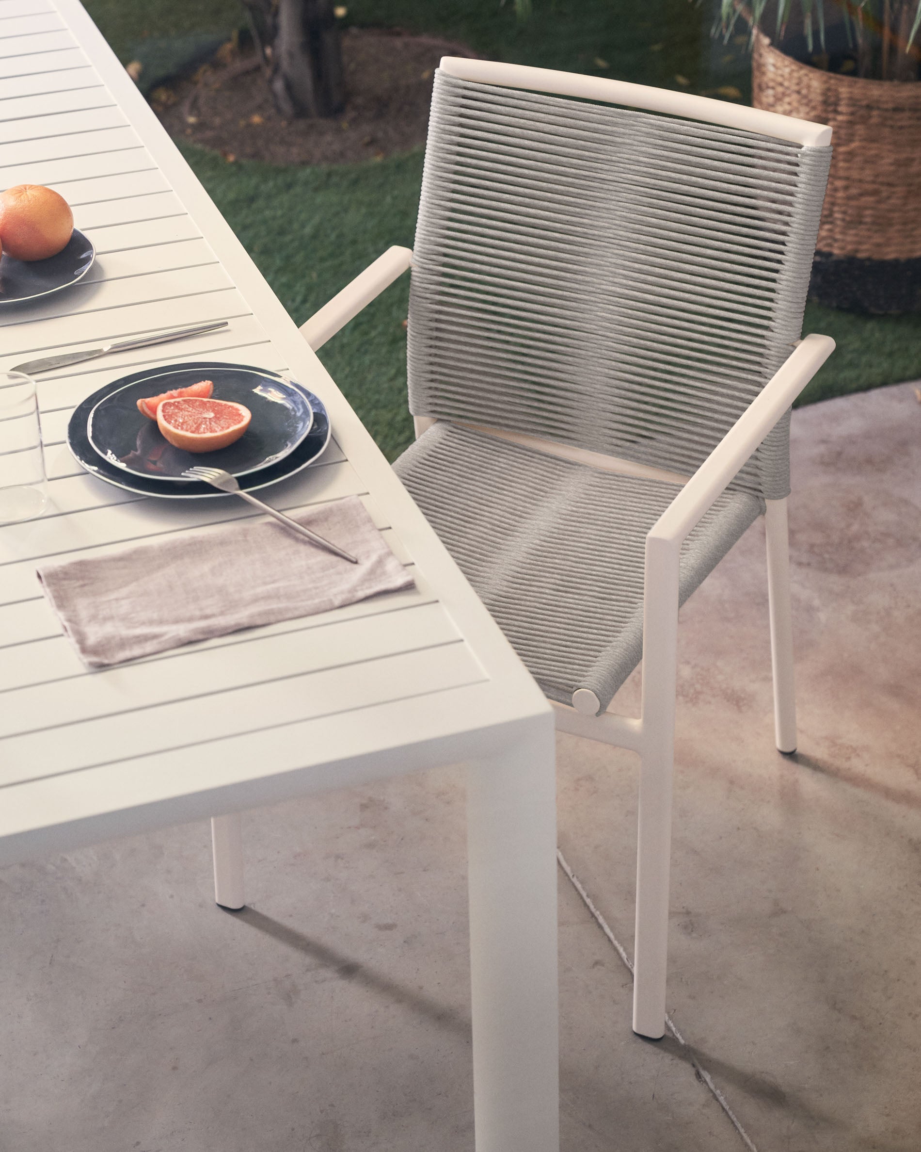 Culip aluminium outdoor table with white finish, 180 x 90 cm - Lifestyle
