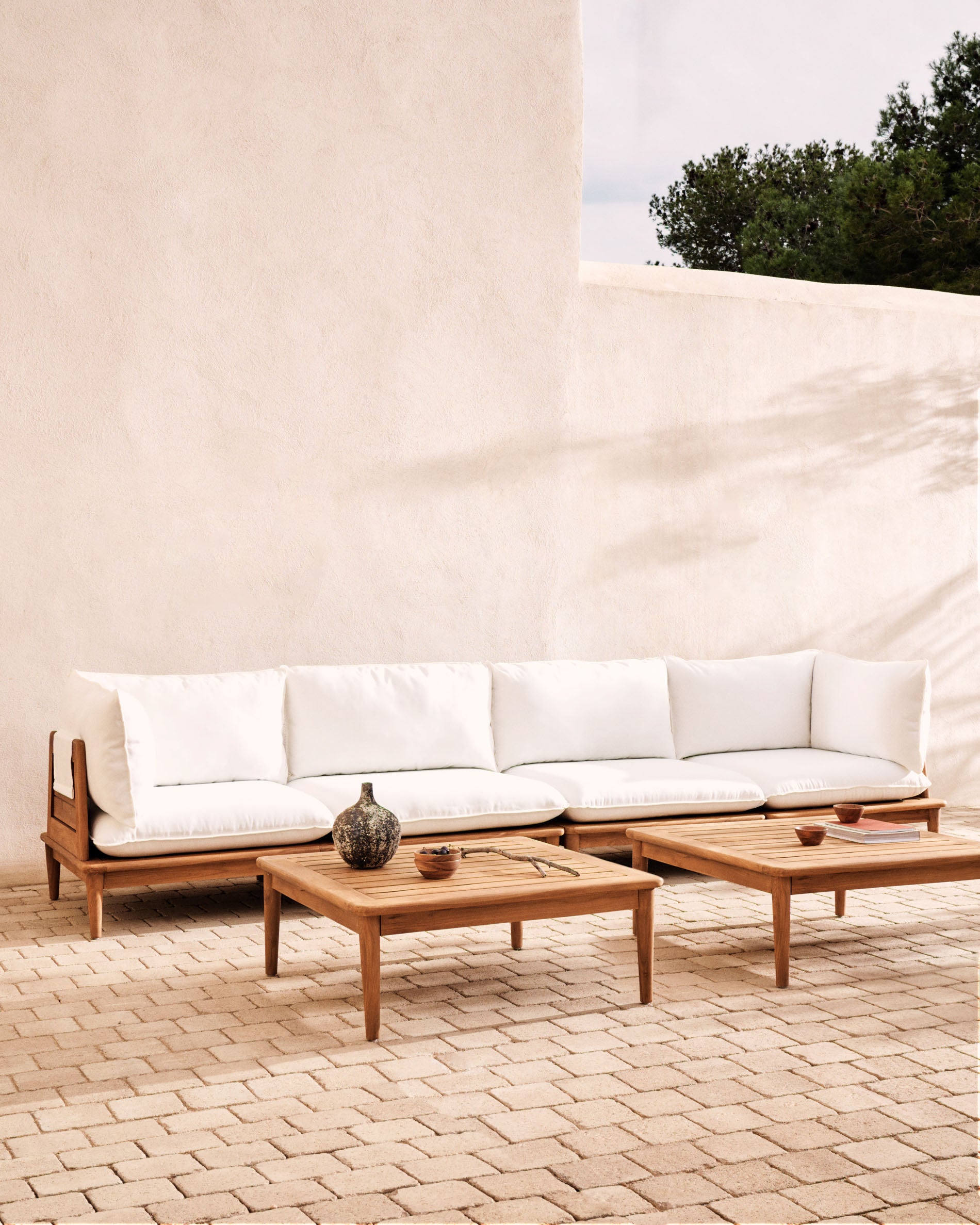 Portitxol solid teak coffee table, 80 x 80 cm - Lifestyle