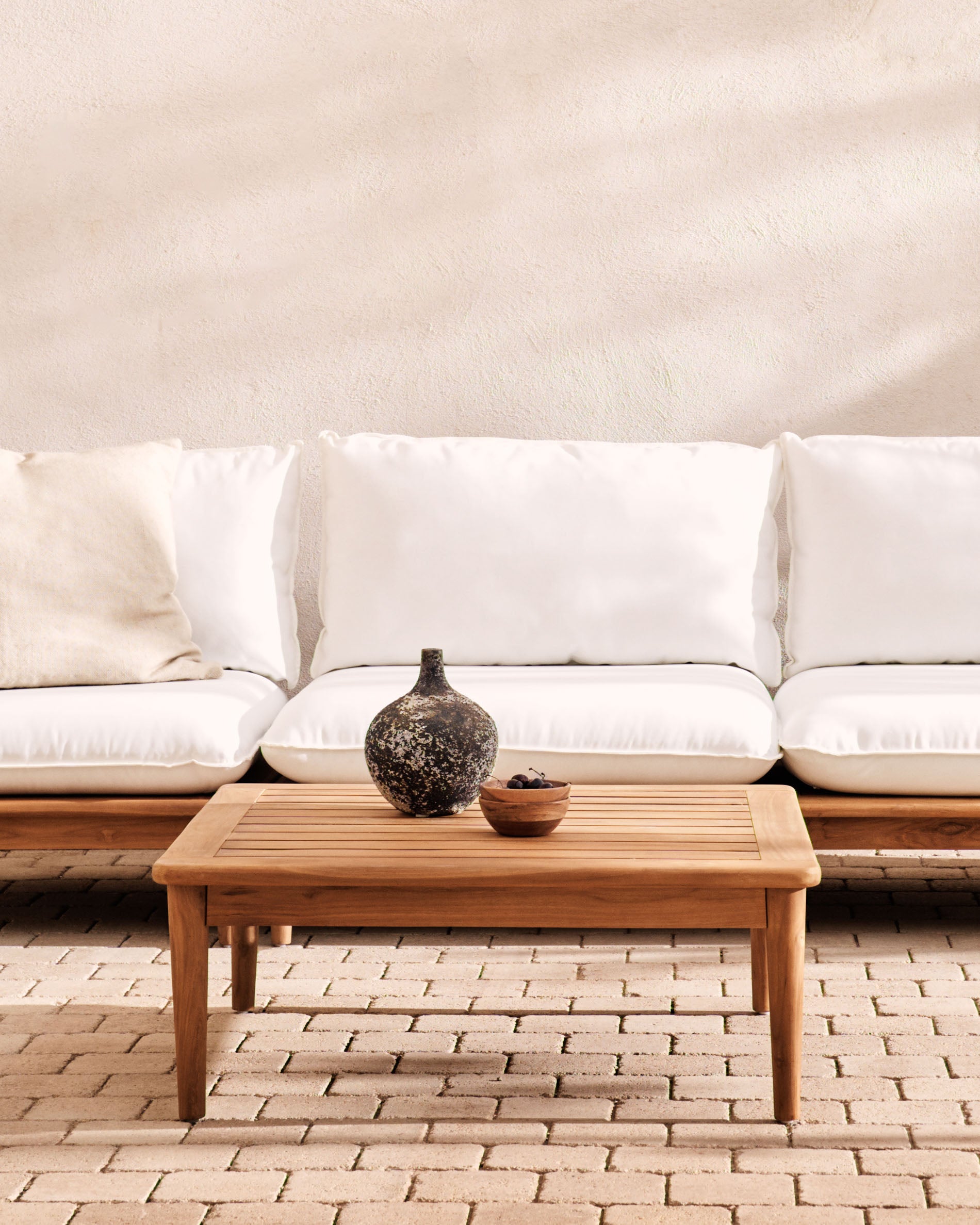 Portitxol solid teak coffee table, 80 x 80 cm - Lifestyle