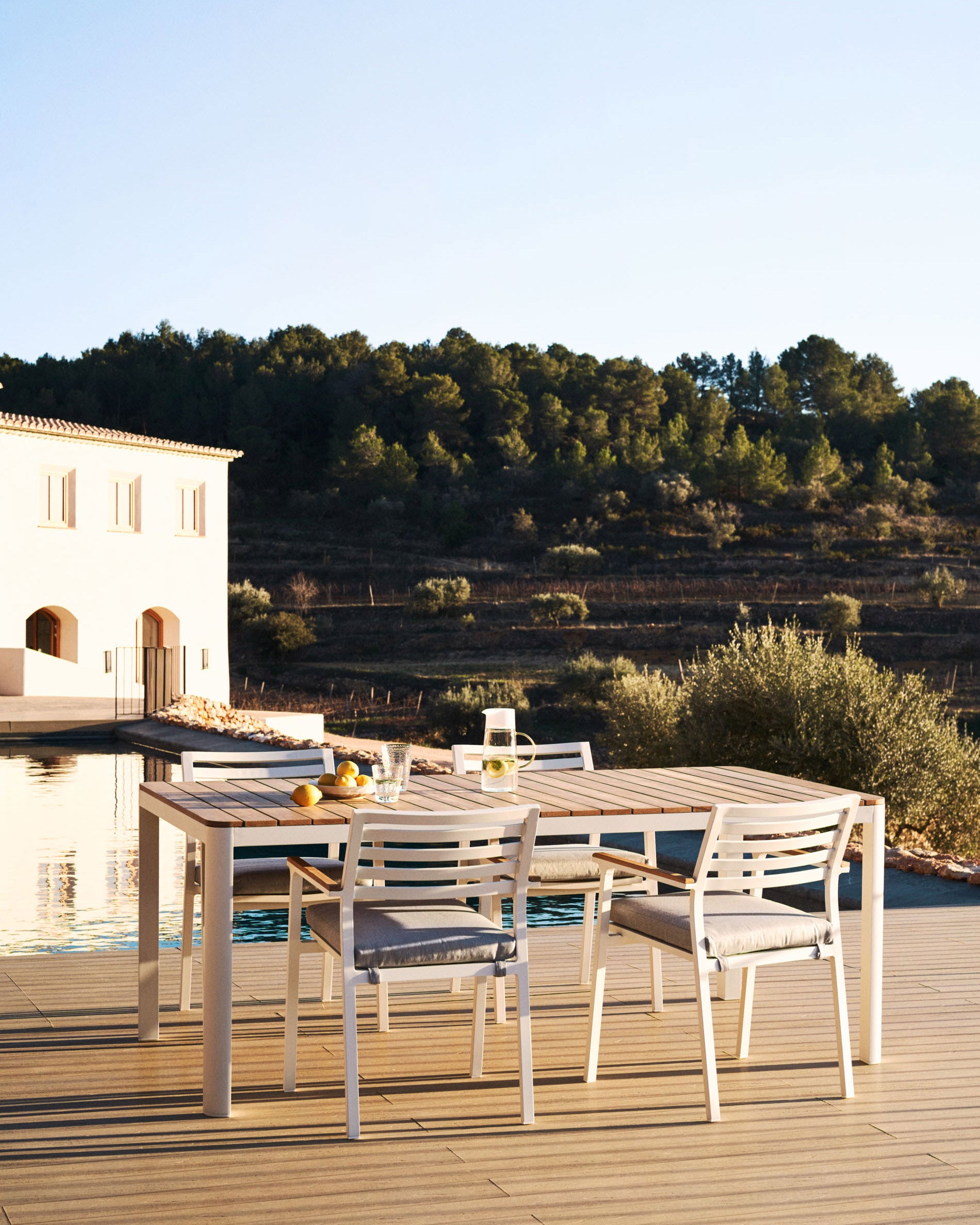 Bona aluminium and solid teak table, 100% outdoor suitable with white finish, 160 x 90 cm - Lifestyle